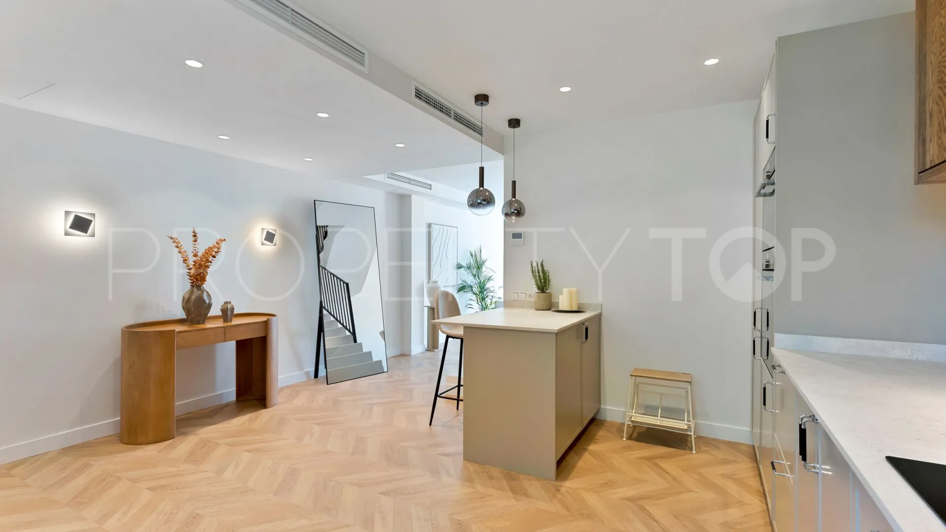Buy town house with 4 bedrooms in Nagüeles