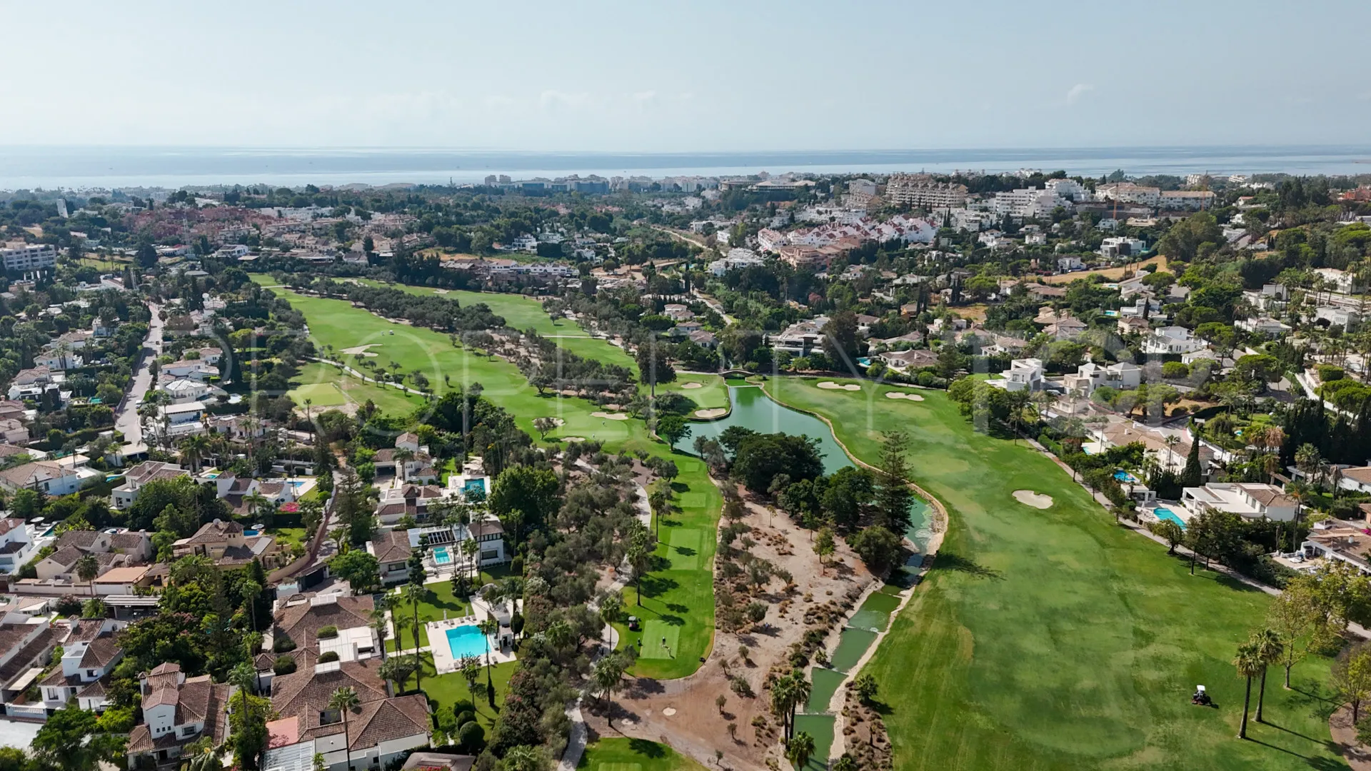 Chalet con 5 dormitorios en venta en Aloha