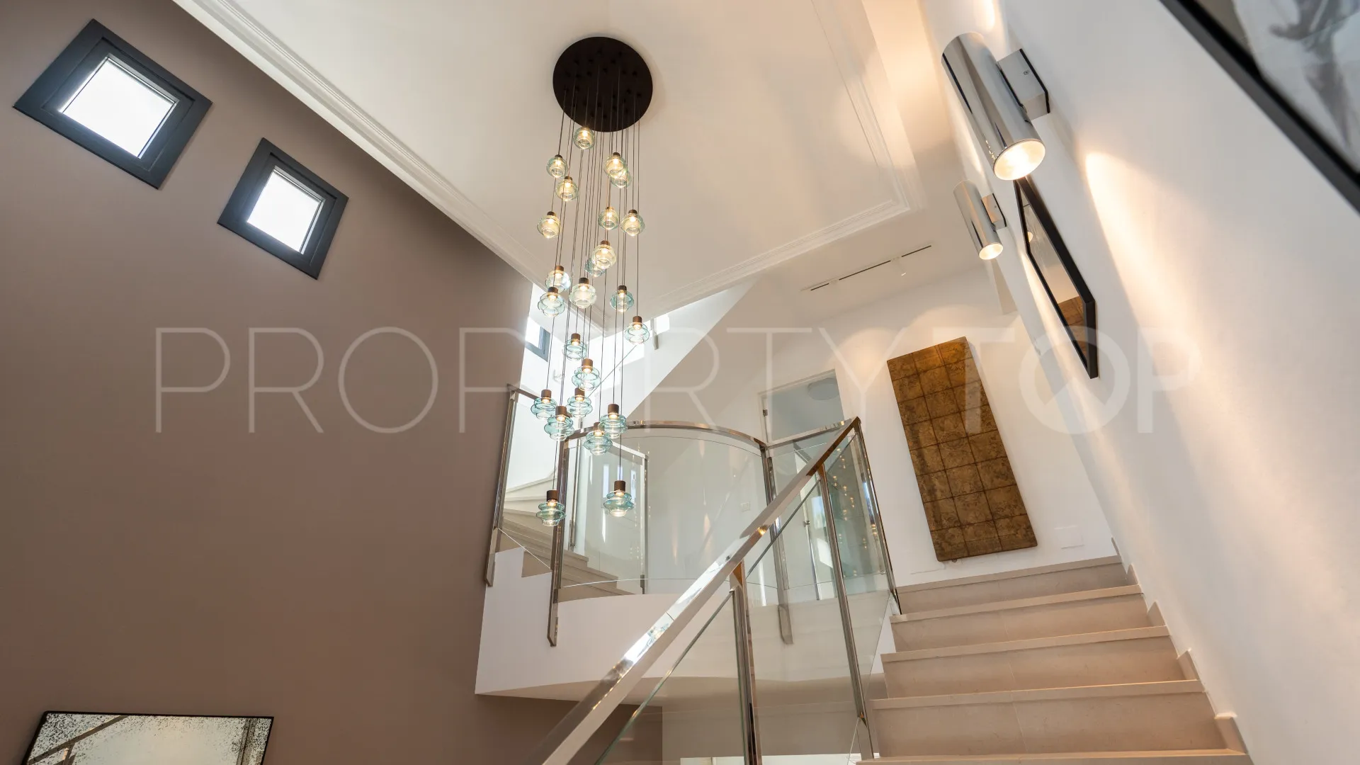 Chalet con 5 dormitorios en venta en Aloha