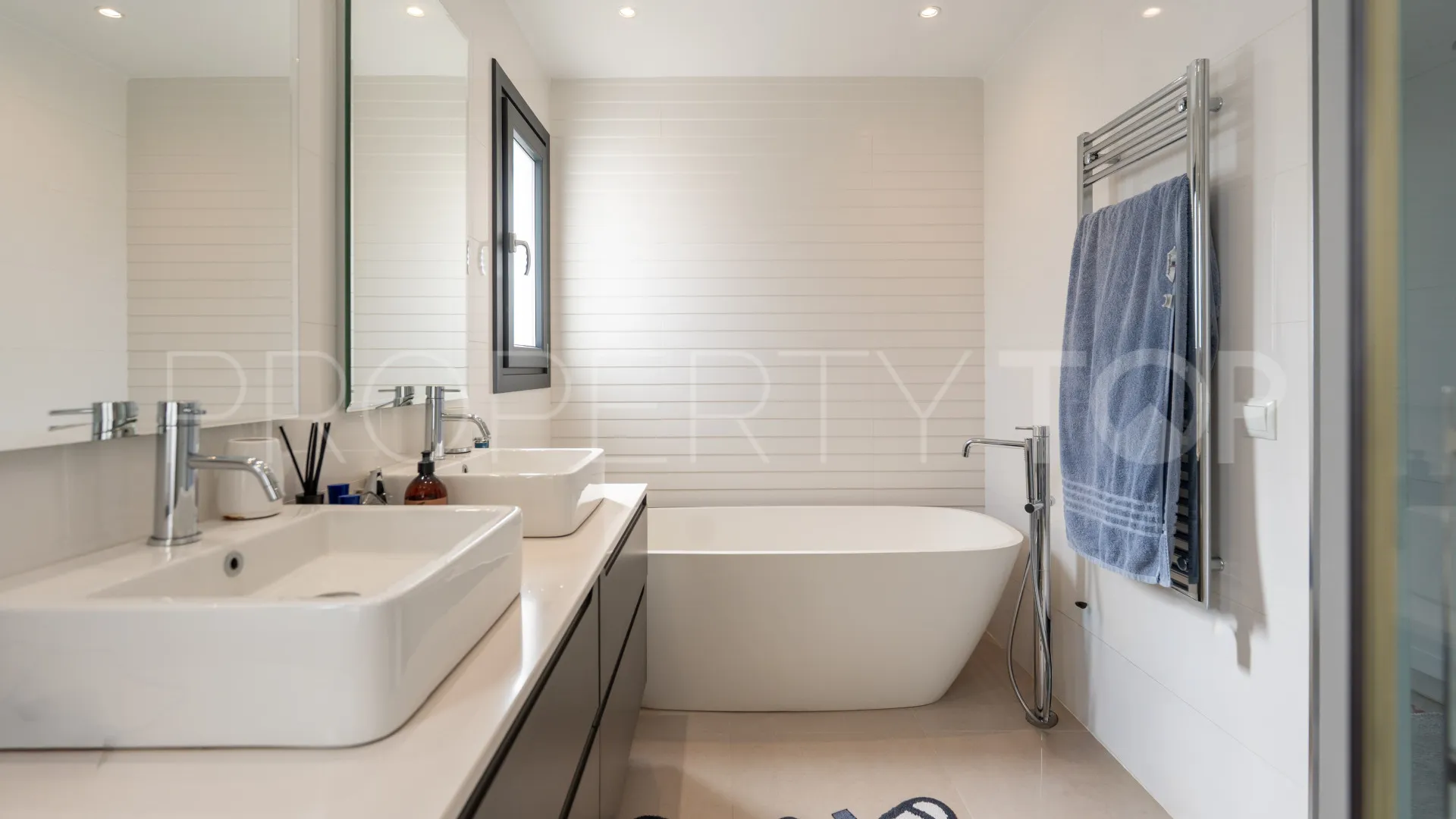 Chalet con 5 dormitorios en venta en Aloha