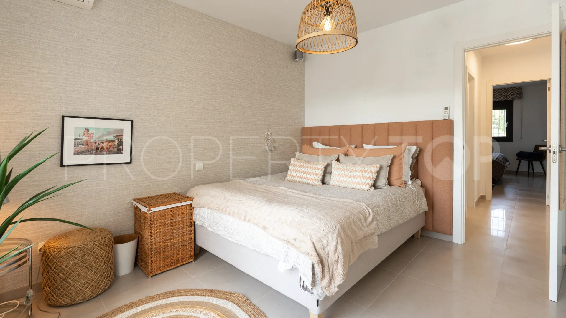 Chalet con 5 dormitorios en venta en Aloha