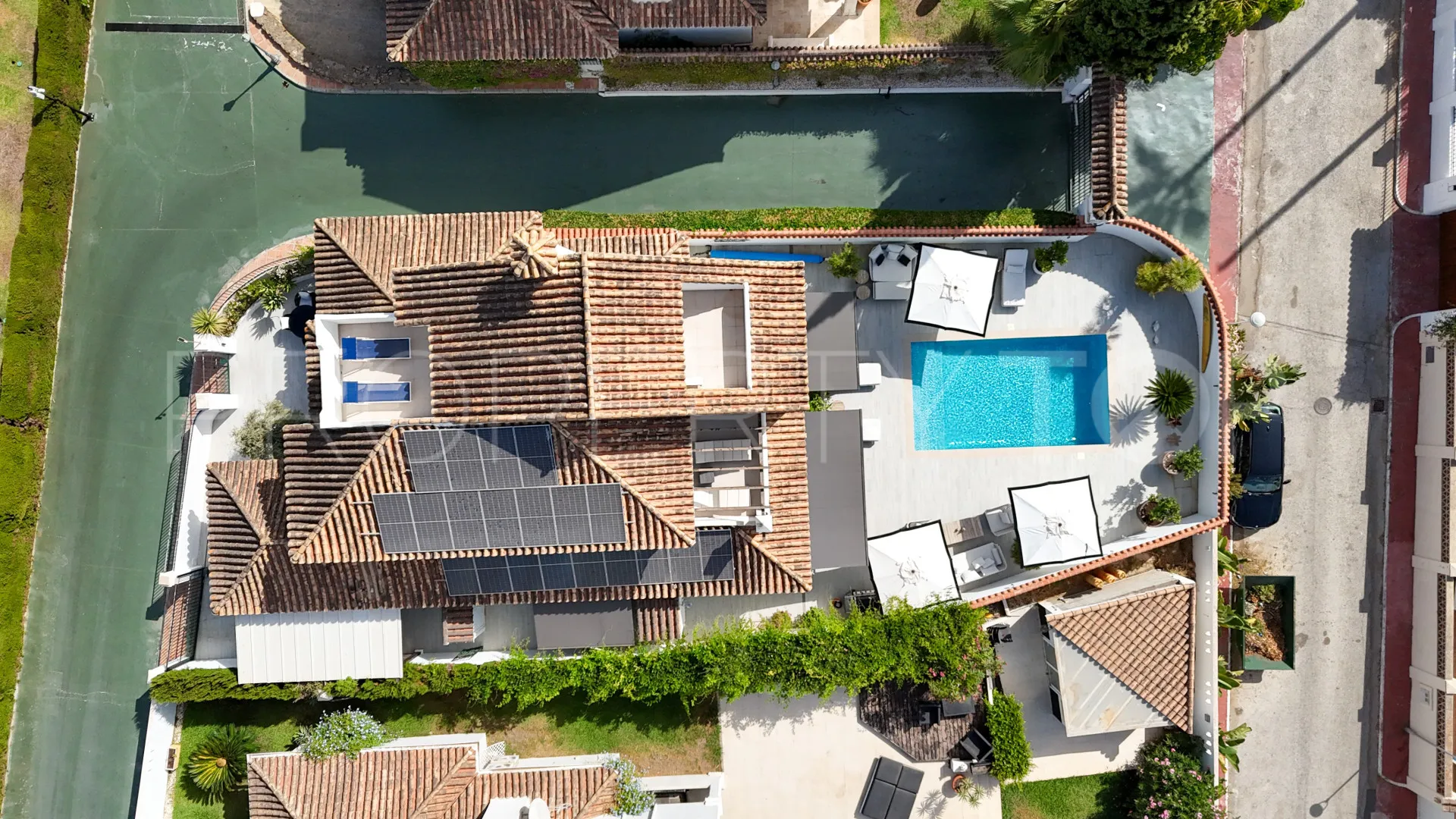 Chalet con 5 dormitorios en venta en Aloha