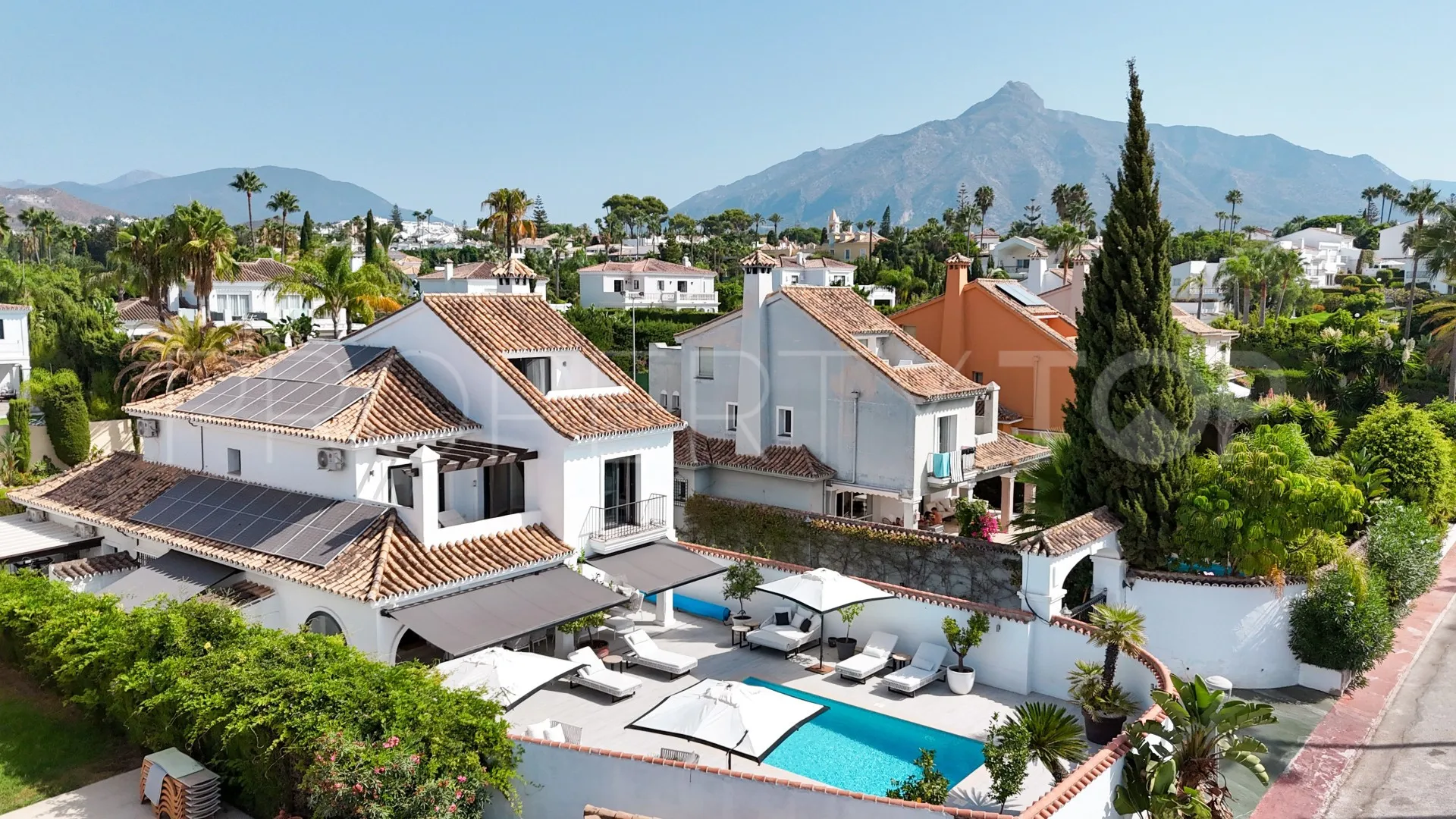 Chalet con 5 dormitorios en venta en Aloha