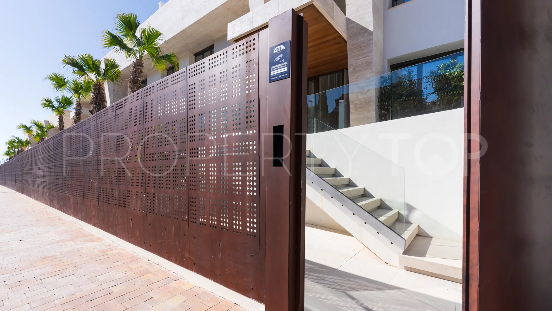 Apartment for sale in Marbella Golden Mile with 4 bedrooms