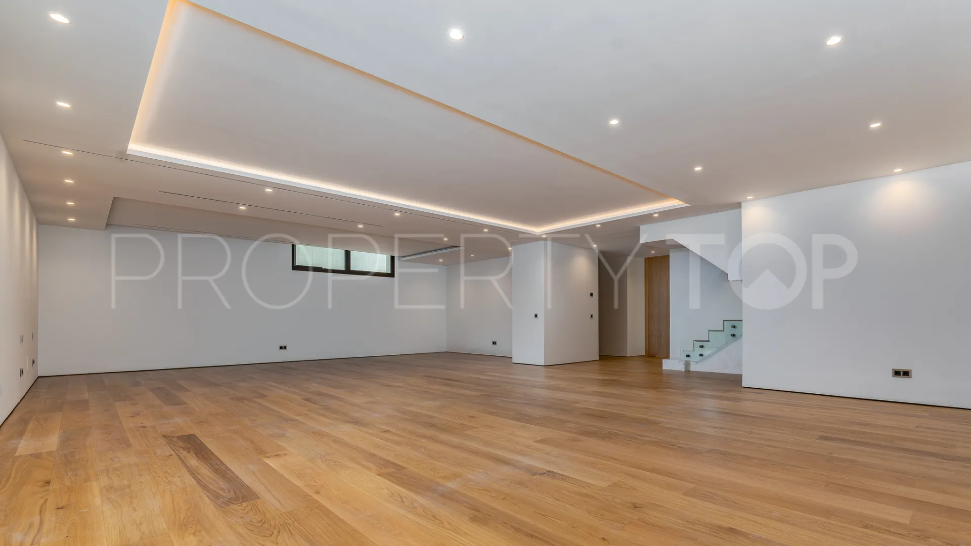 Apartment for sale in Marbella Golden Mile with 4 bedrooms