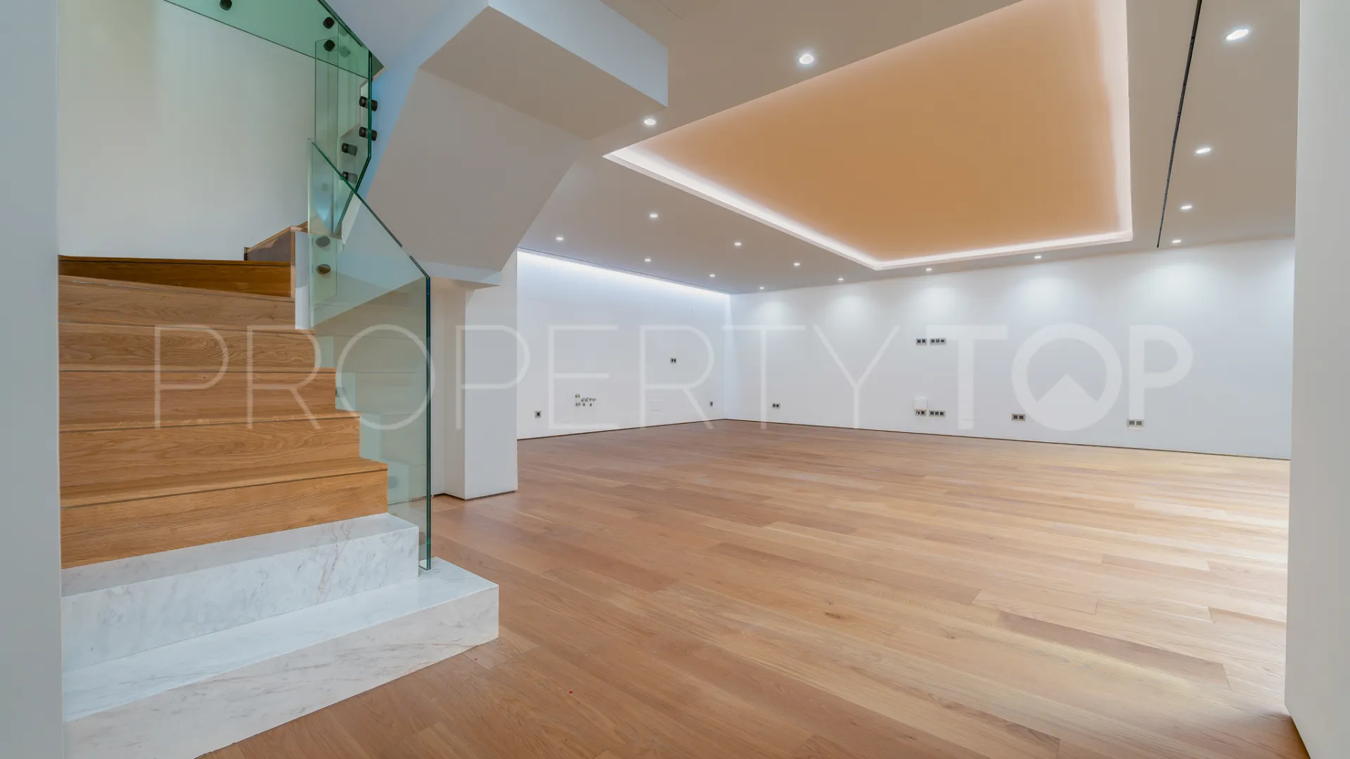 Apartment for sale in Marbella Golden Mile with 4 bedrooms