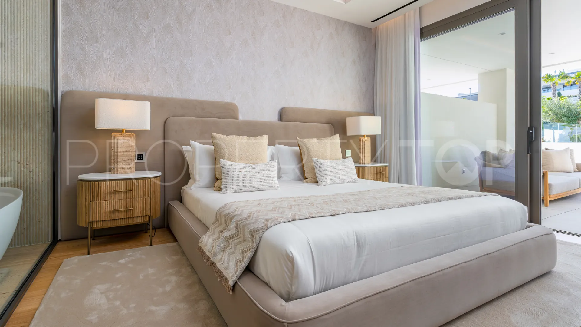 Apartment for sale in Marbella Golden Mile with 4 bedrooms