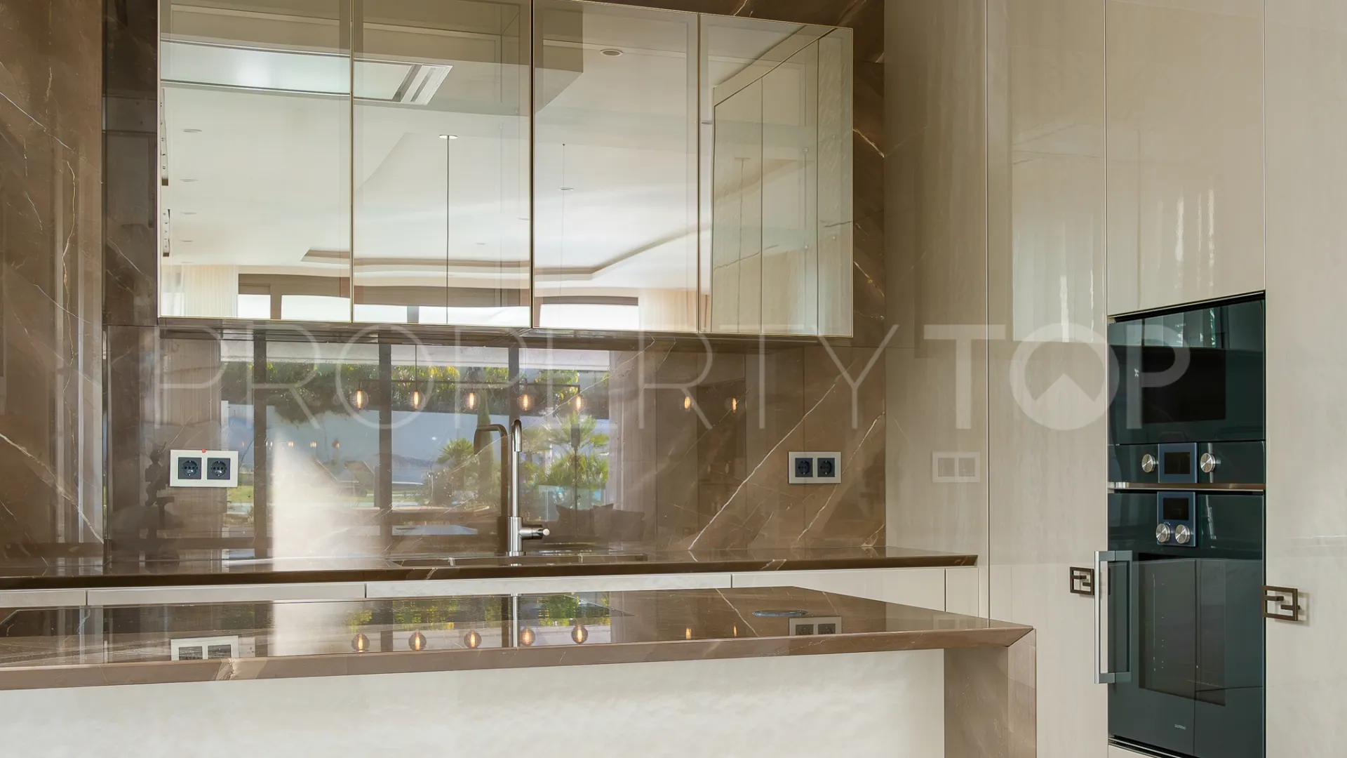 Apartment for sale in Marbella Golden Mile with 4 bedrooms