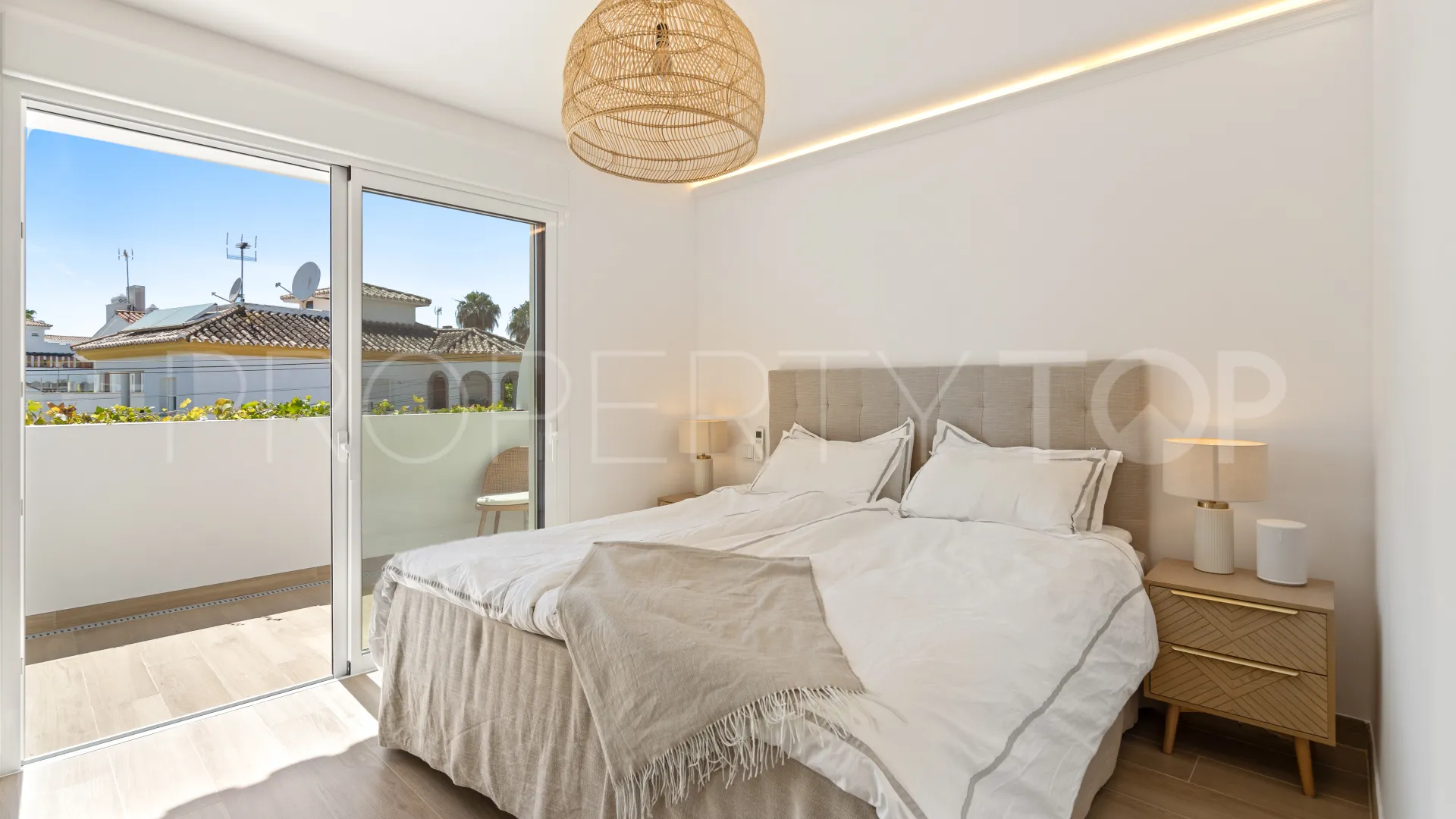 For sale town house in San Pedro Playa with 4 bedrooms