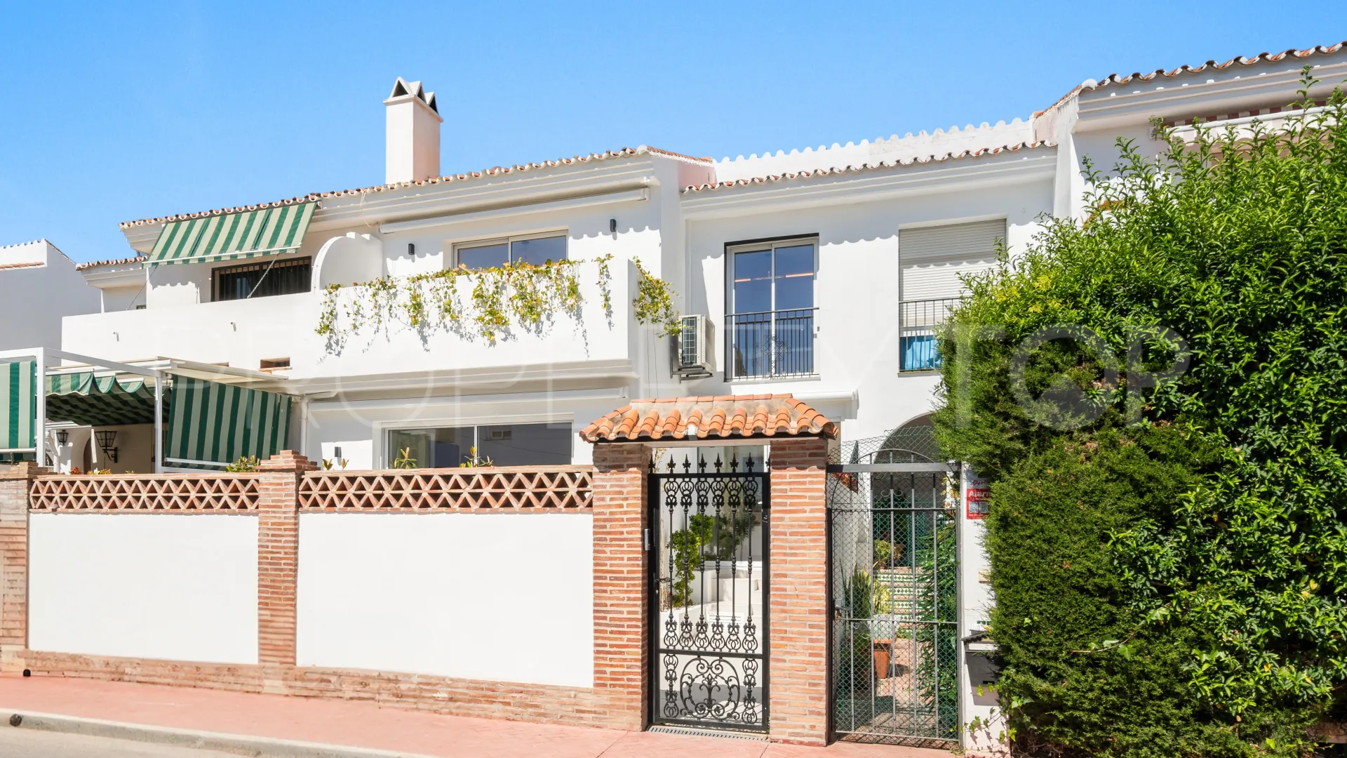 For sale town house in San Pedro Playa with 4 bedrooms