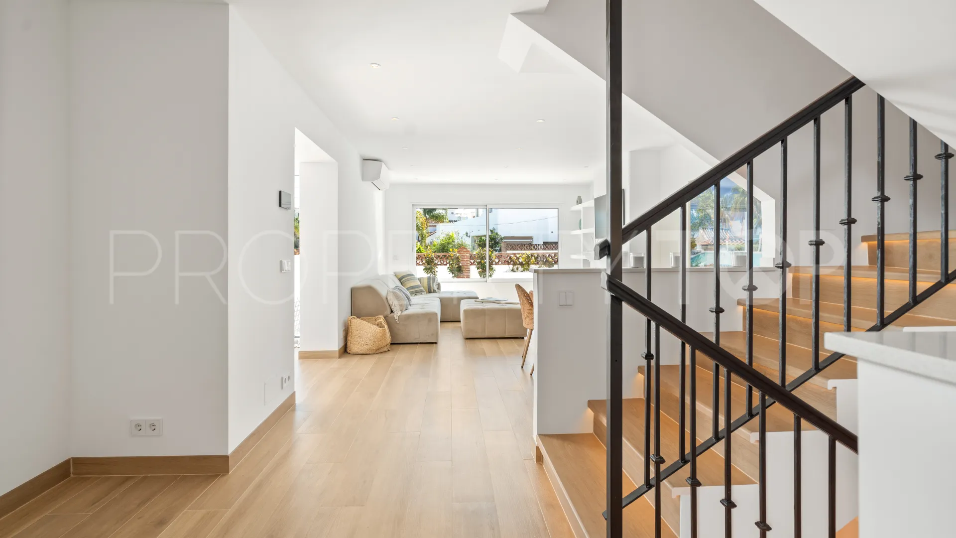 For sale town house in San Pedro Playa with 4 bedrooms