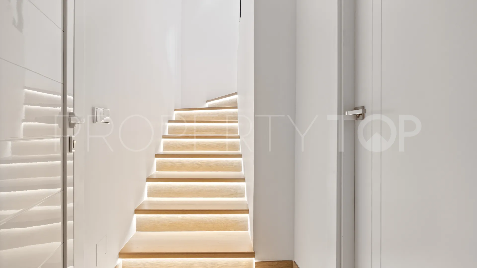 For sale town house in San Pedro Playa with 4 bedrooms