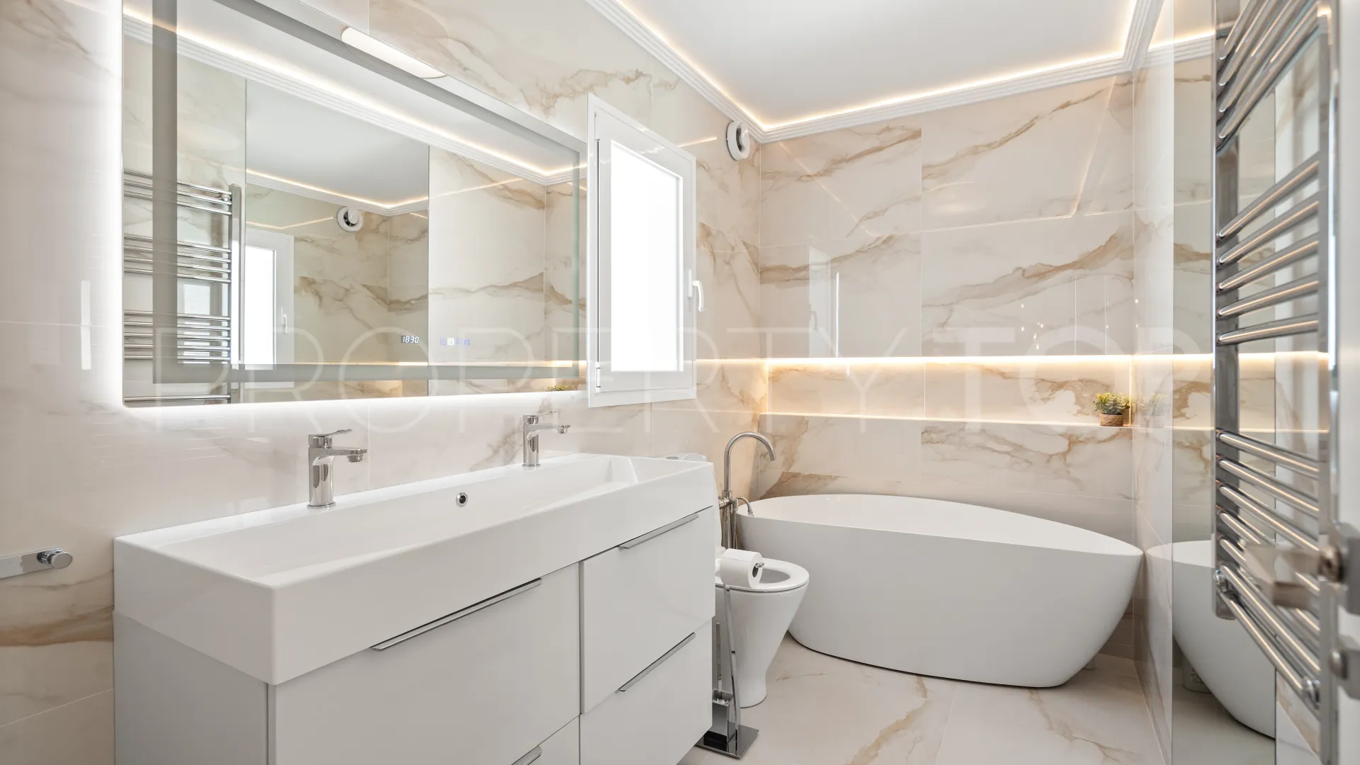 For sale town house in San Pedro Playa with 4 bedrooms