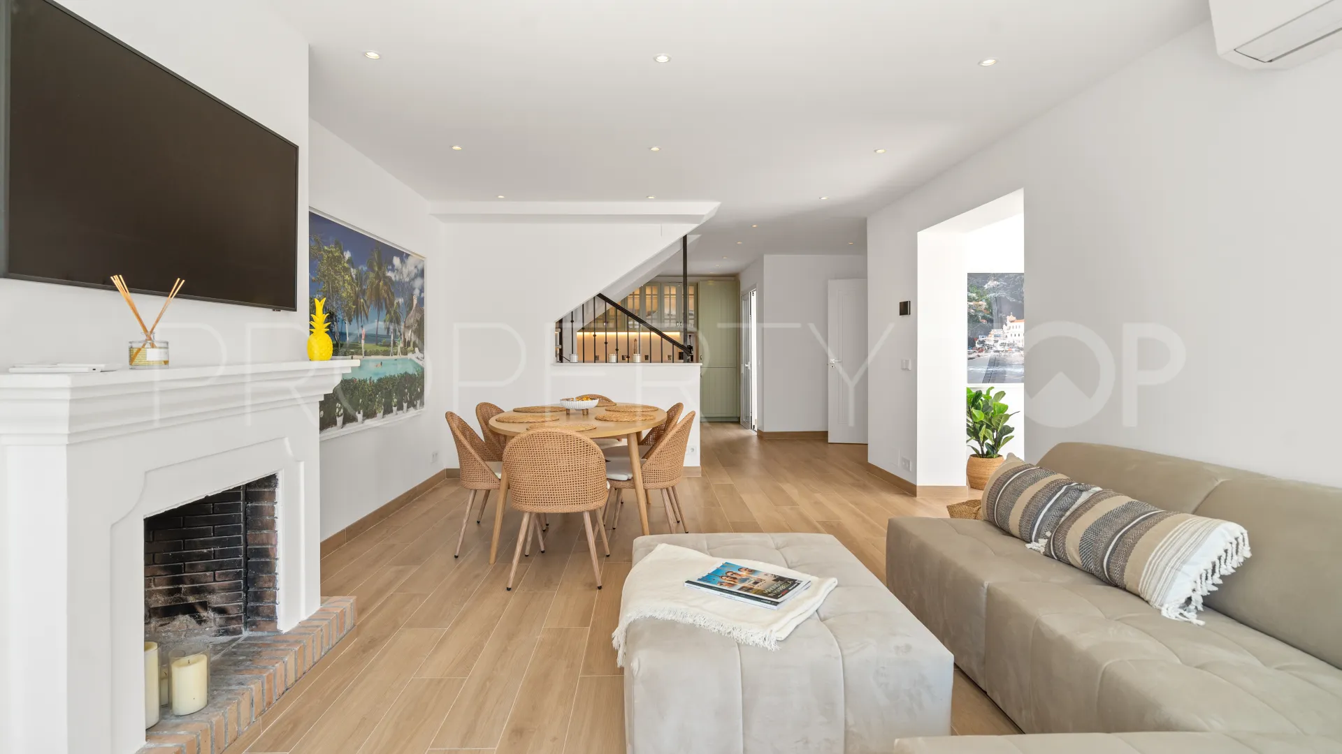 For sale town house in San Pedro Playa with 4 bedrooms