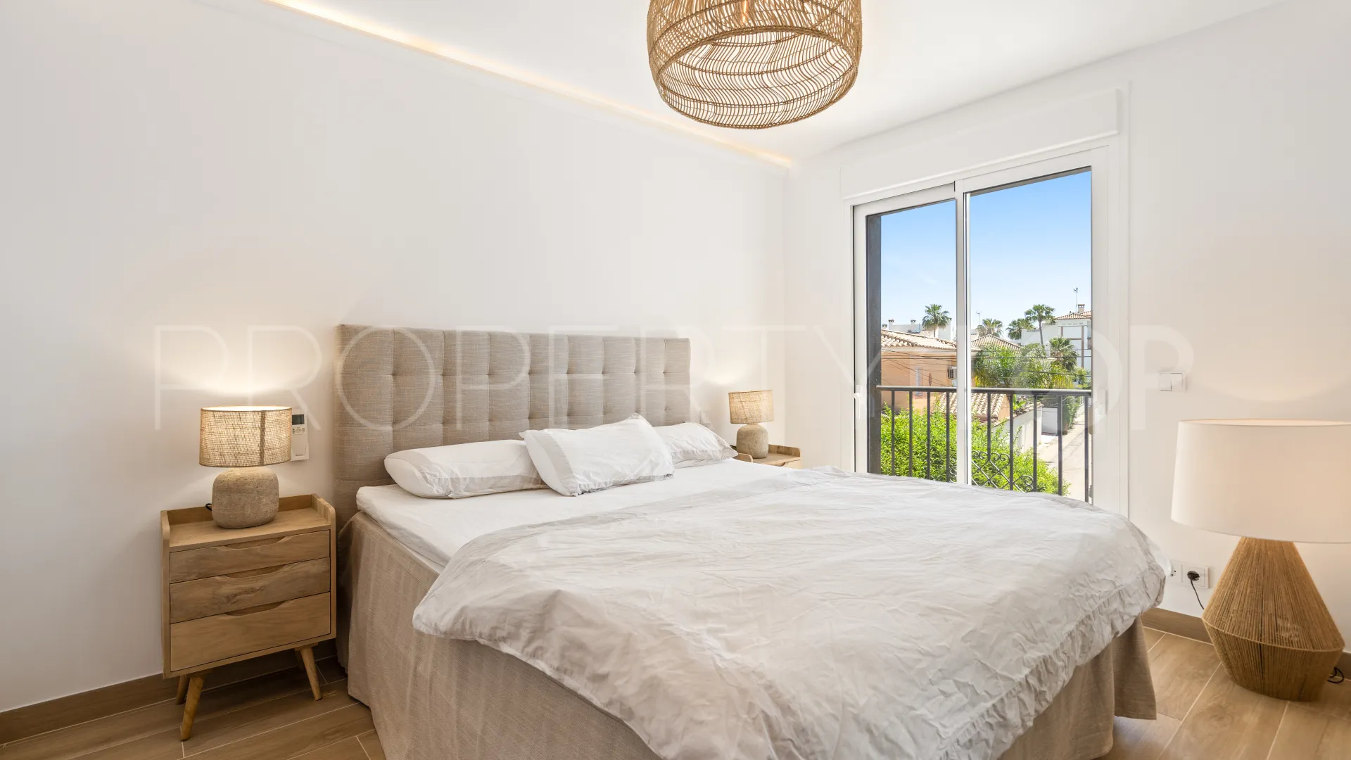 For sale town house in San Pedro Playa with 4 bedrooms