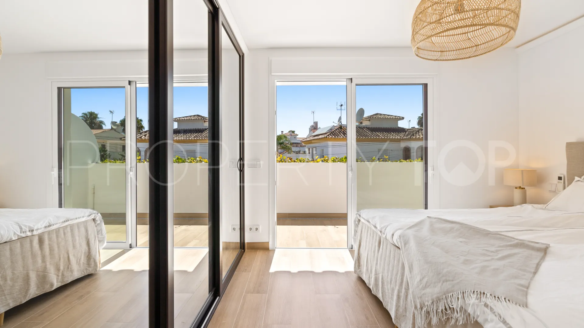For sale town house in San Pedro Playa with 4 bedrooms
