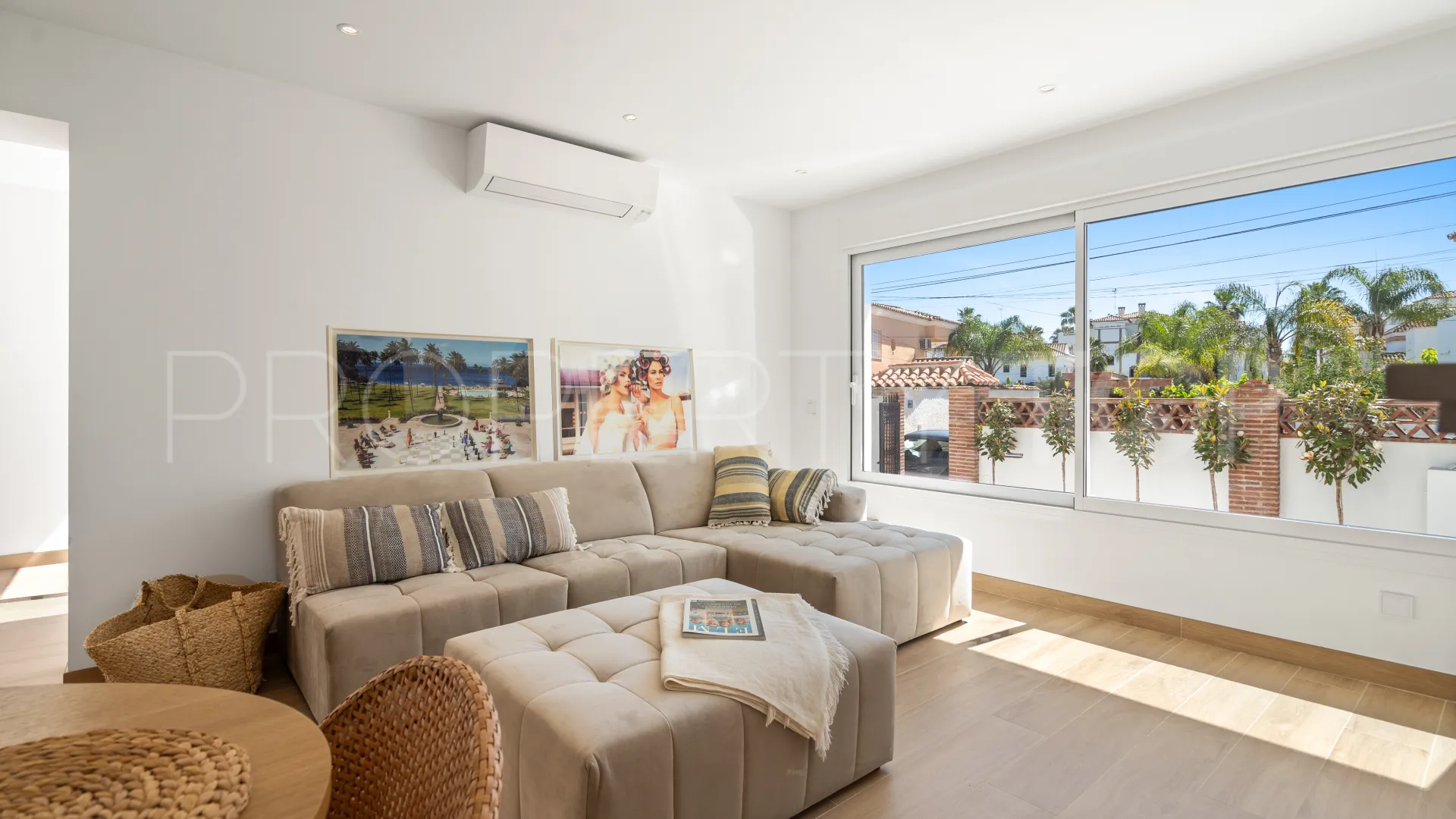 For sale town house in San Pedro Playa with 4 bedrooms