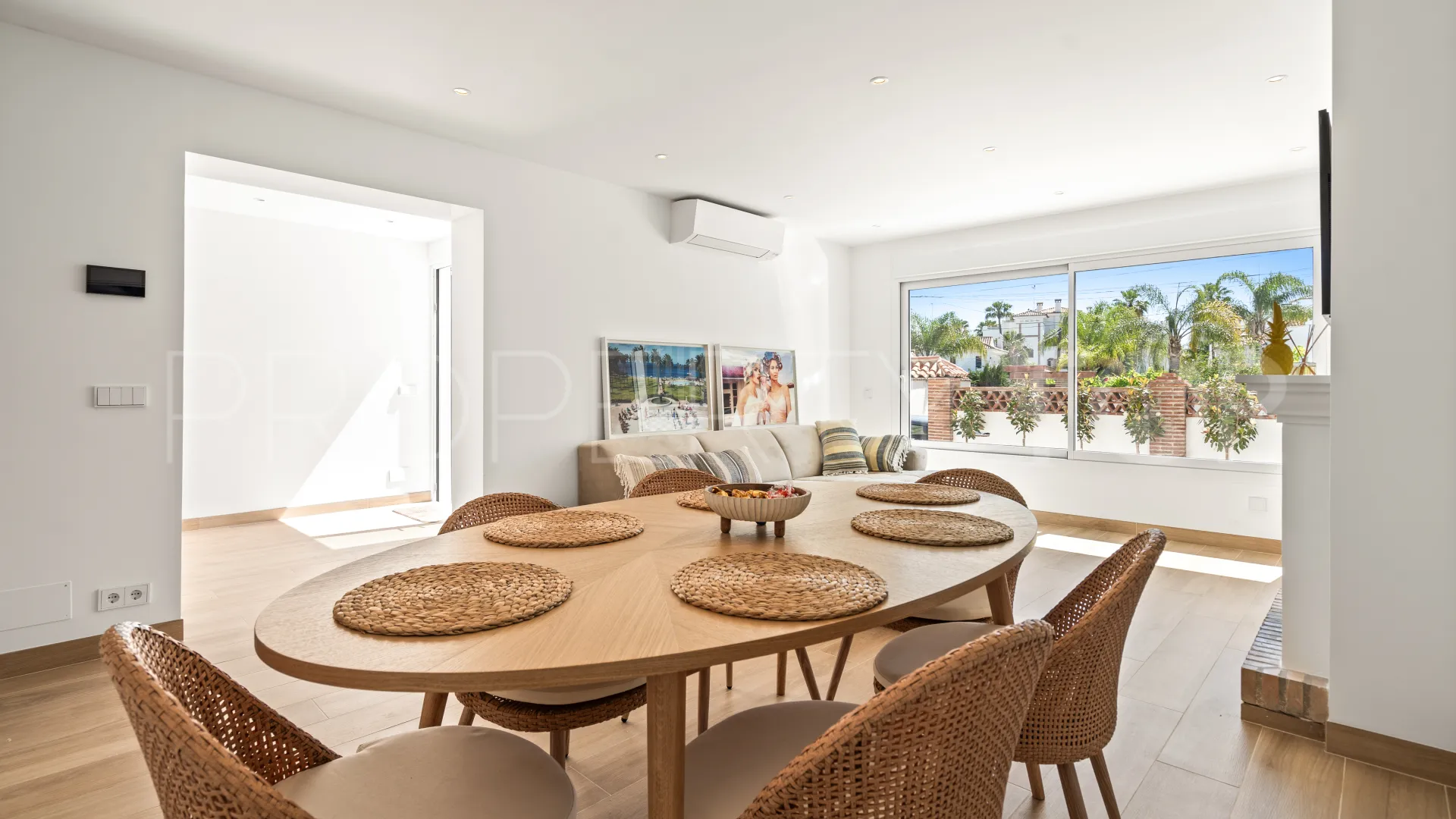 For sale town house in San Pedro Playa with 4 bedrooms