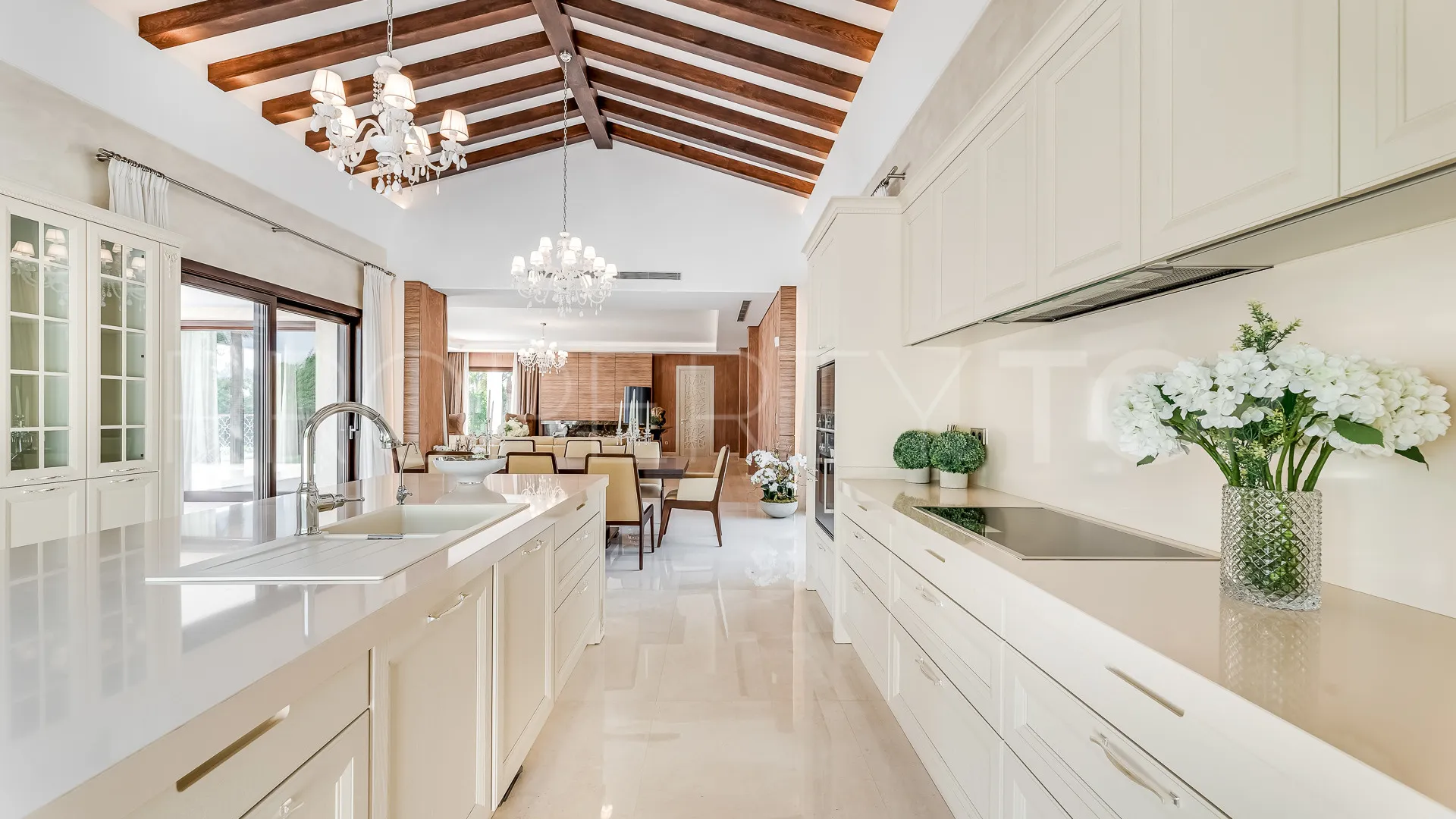 Villa de 5 dormitorios en venta en Los Naranjos