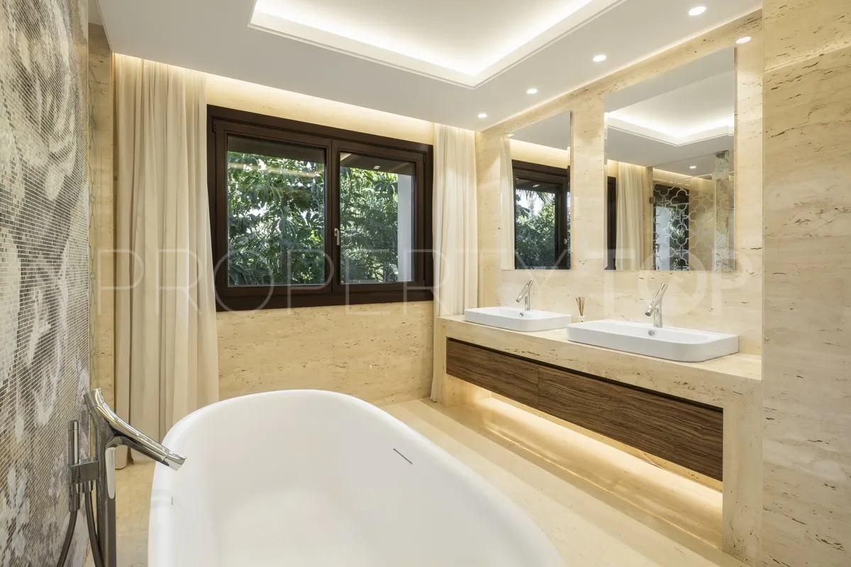 Villa de 5 dormitorios en venta en Los Naranjos