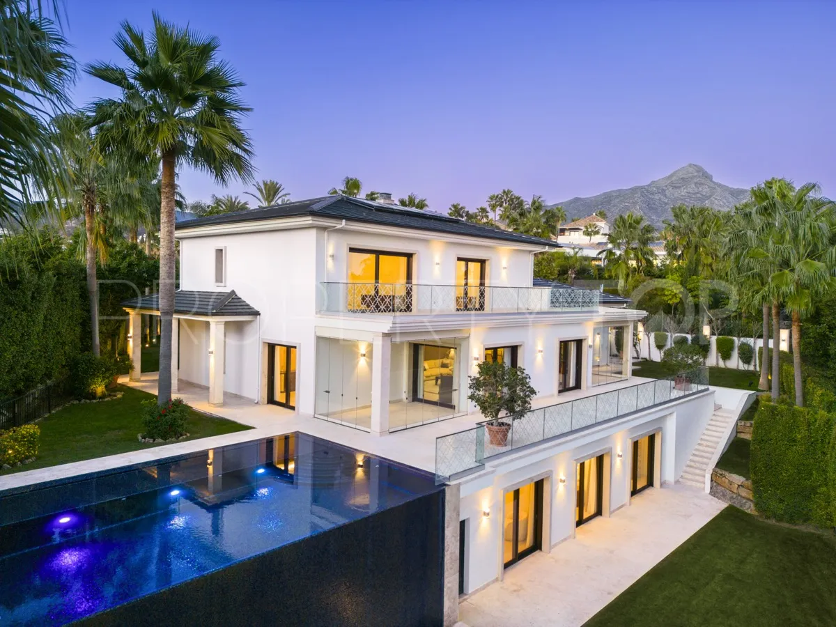Villa de 5 dormitorios en venta en Los Naranjos