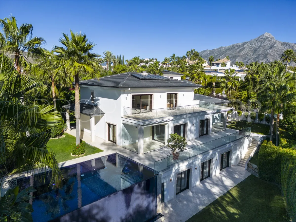 Villa de 5 dormitorios en venta en Los Naranjos