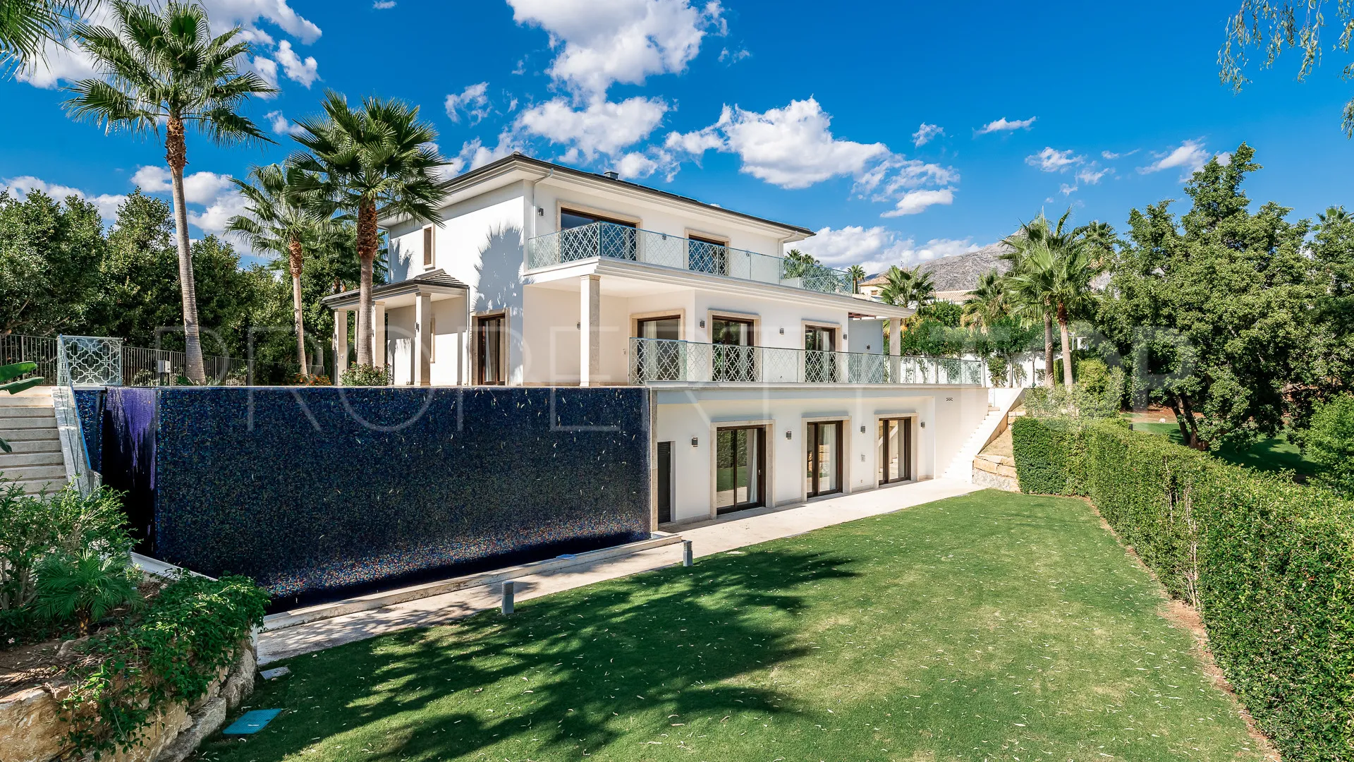 Villa de 5 dormitorios en venta en Los Naranjos