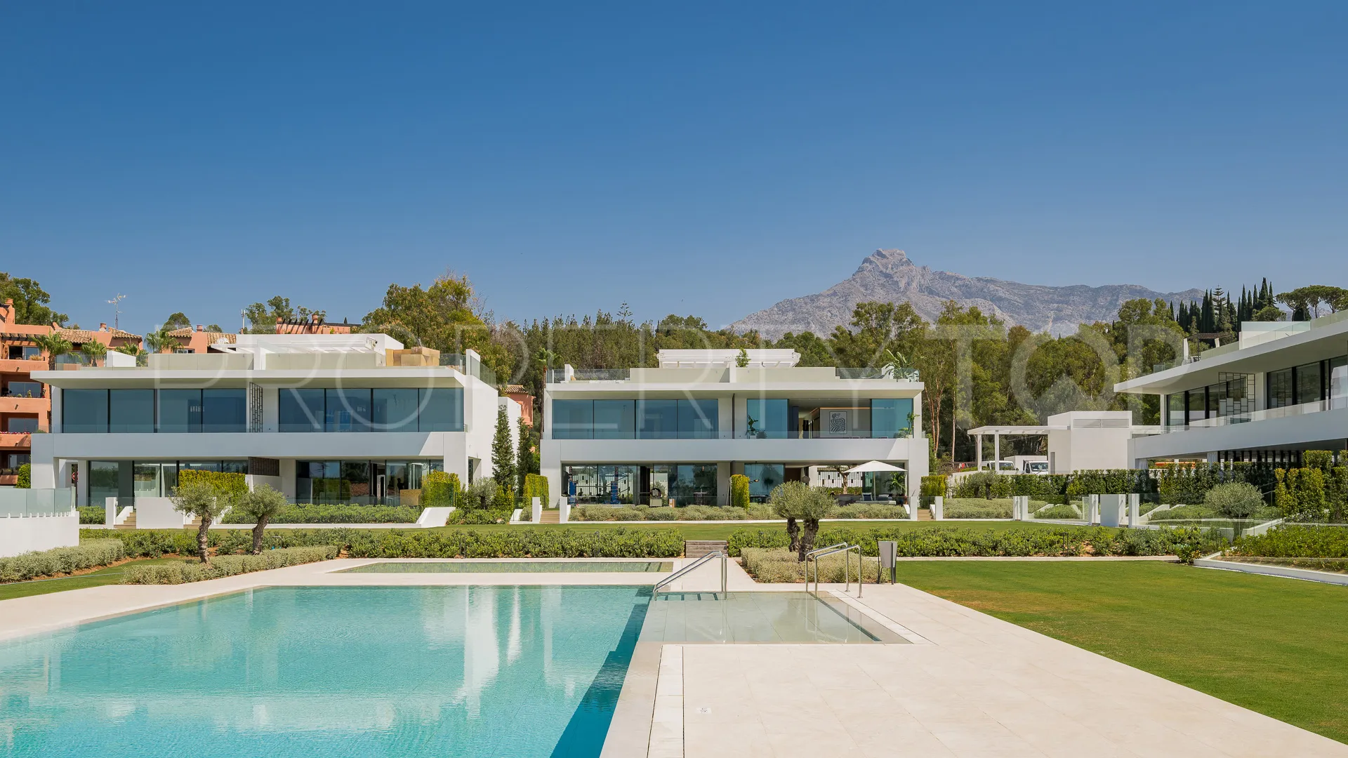Adosado con 4 dormitorios en venta en Marbella Golden Mile