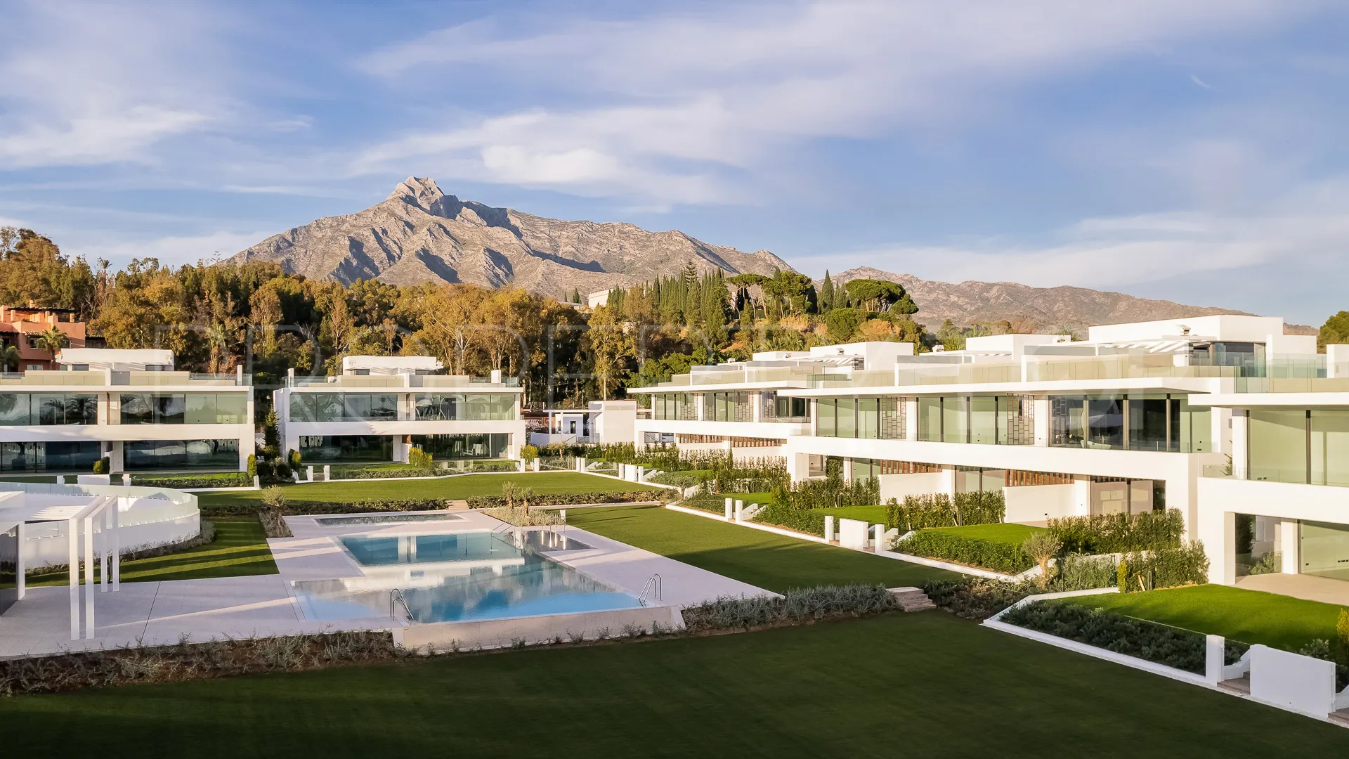 Adosado con 4 dormitorios en venta en Marbella Golden Mile