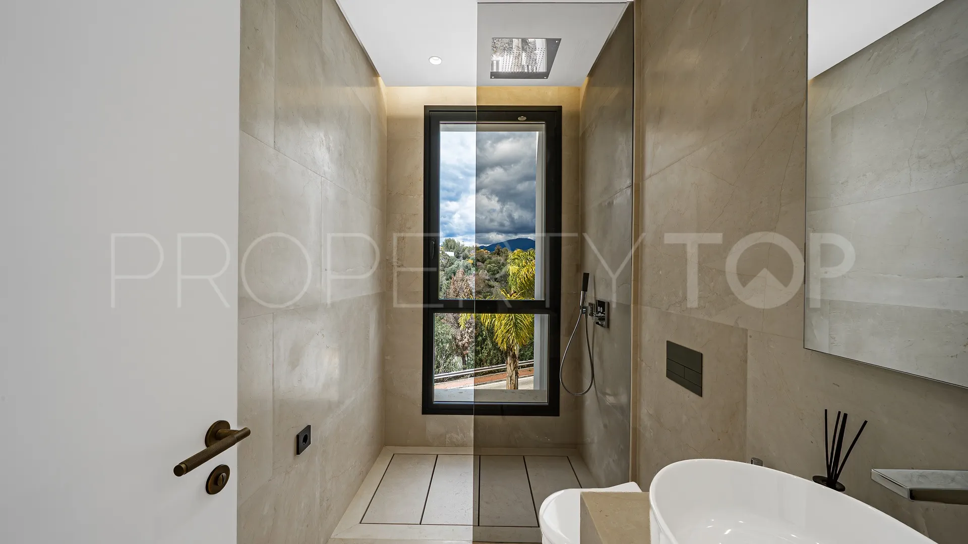 Chalet a la venta en Las Lomas del Marbella Club de 5 dormitorios