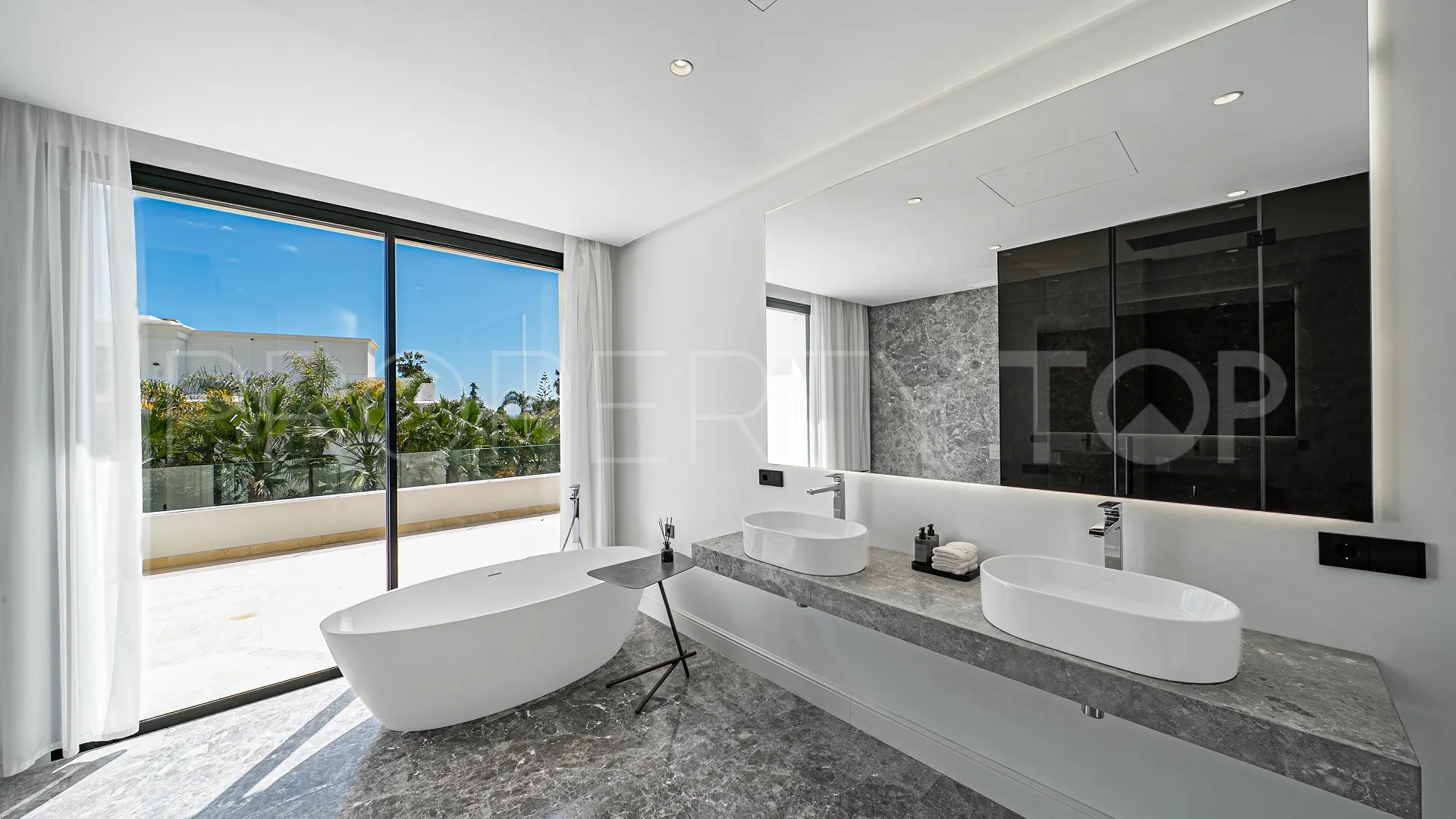 Chalet a la venta en Las Lomas del Marbella Club de 5 dormitorios