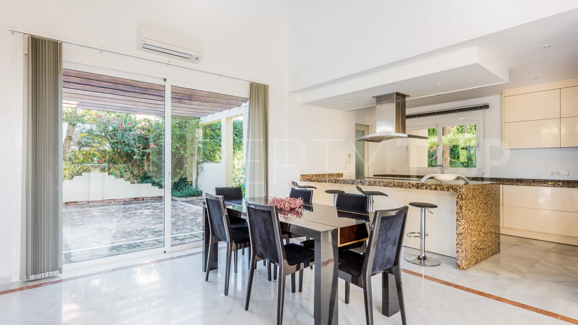 For sale villa in Bahia de Marbella