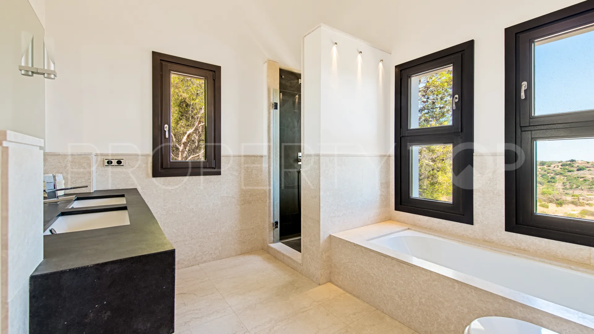 Villa with 5 bedrooms for sale in Los Altos de los Monteros