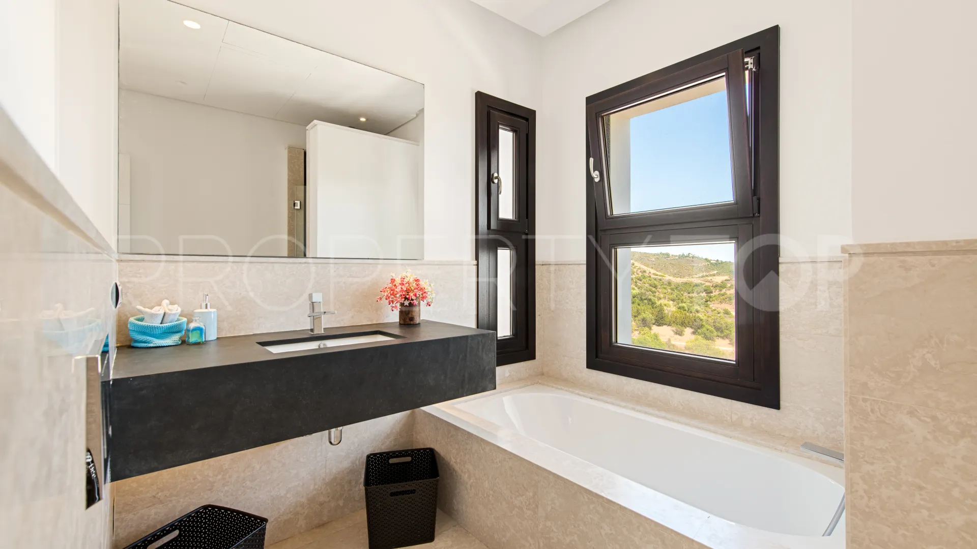 Villa with 5 bedrooms for sale in Los Altos de los Monteros