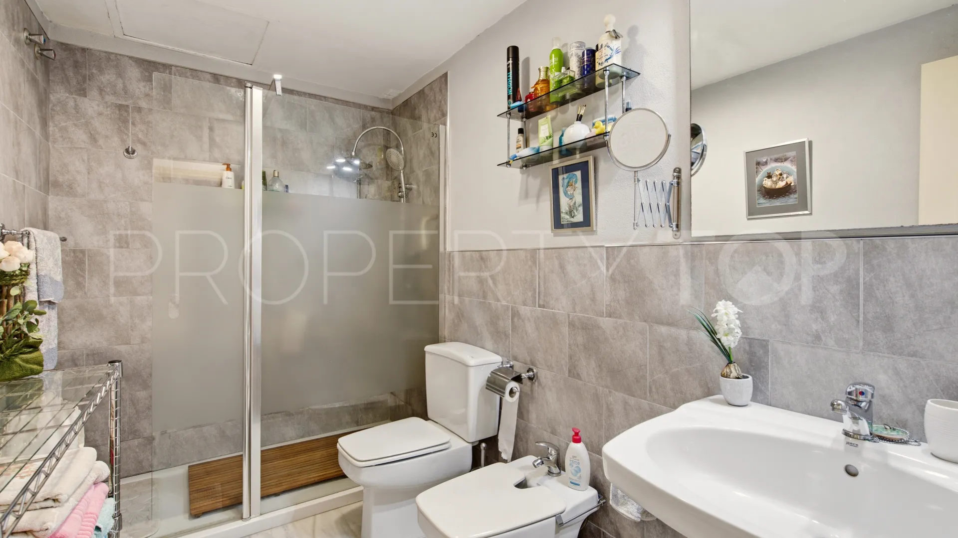 Town house in Sun Hill for sale