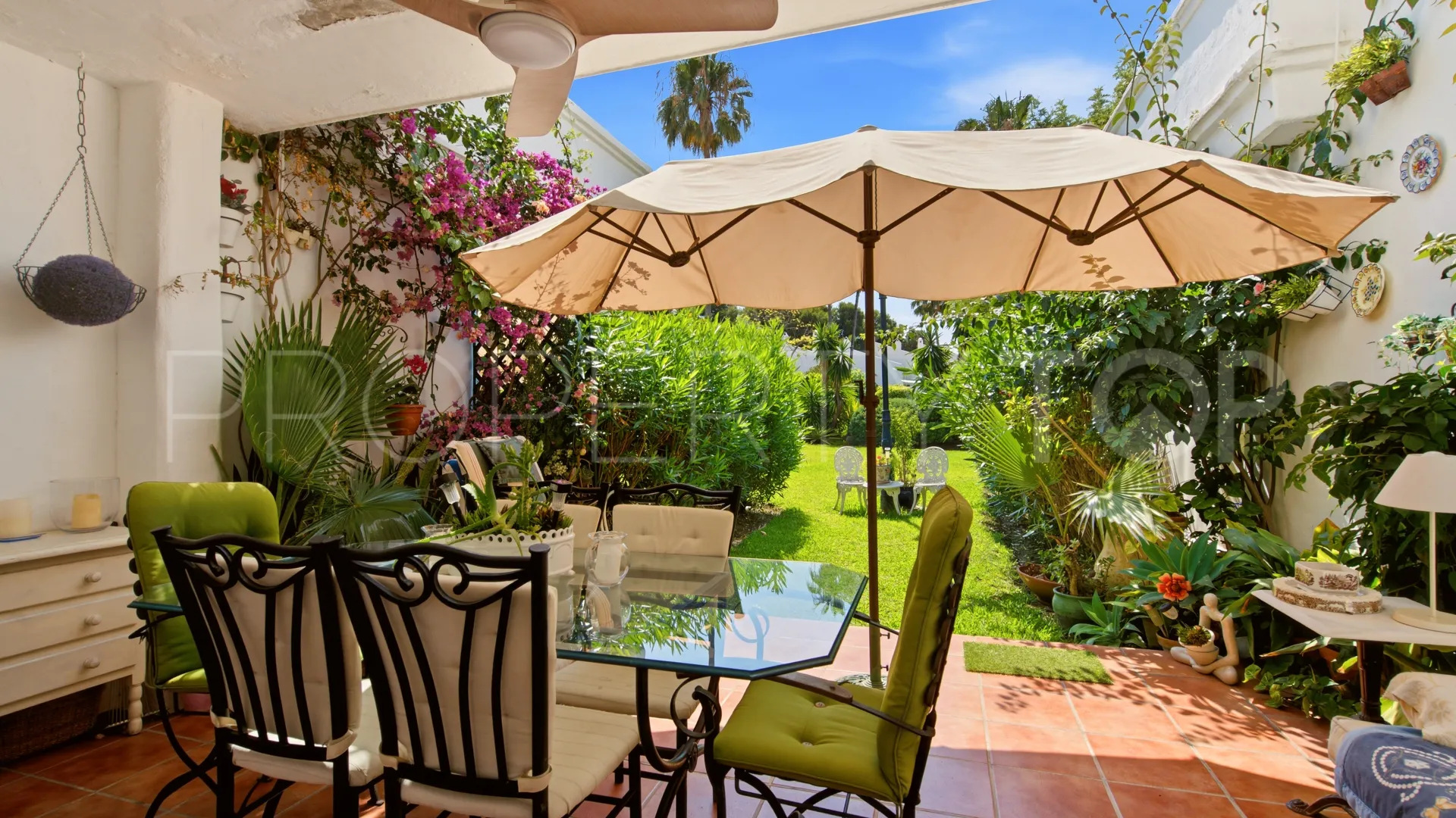 Town house in Sun Hill for sale
