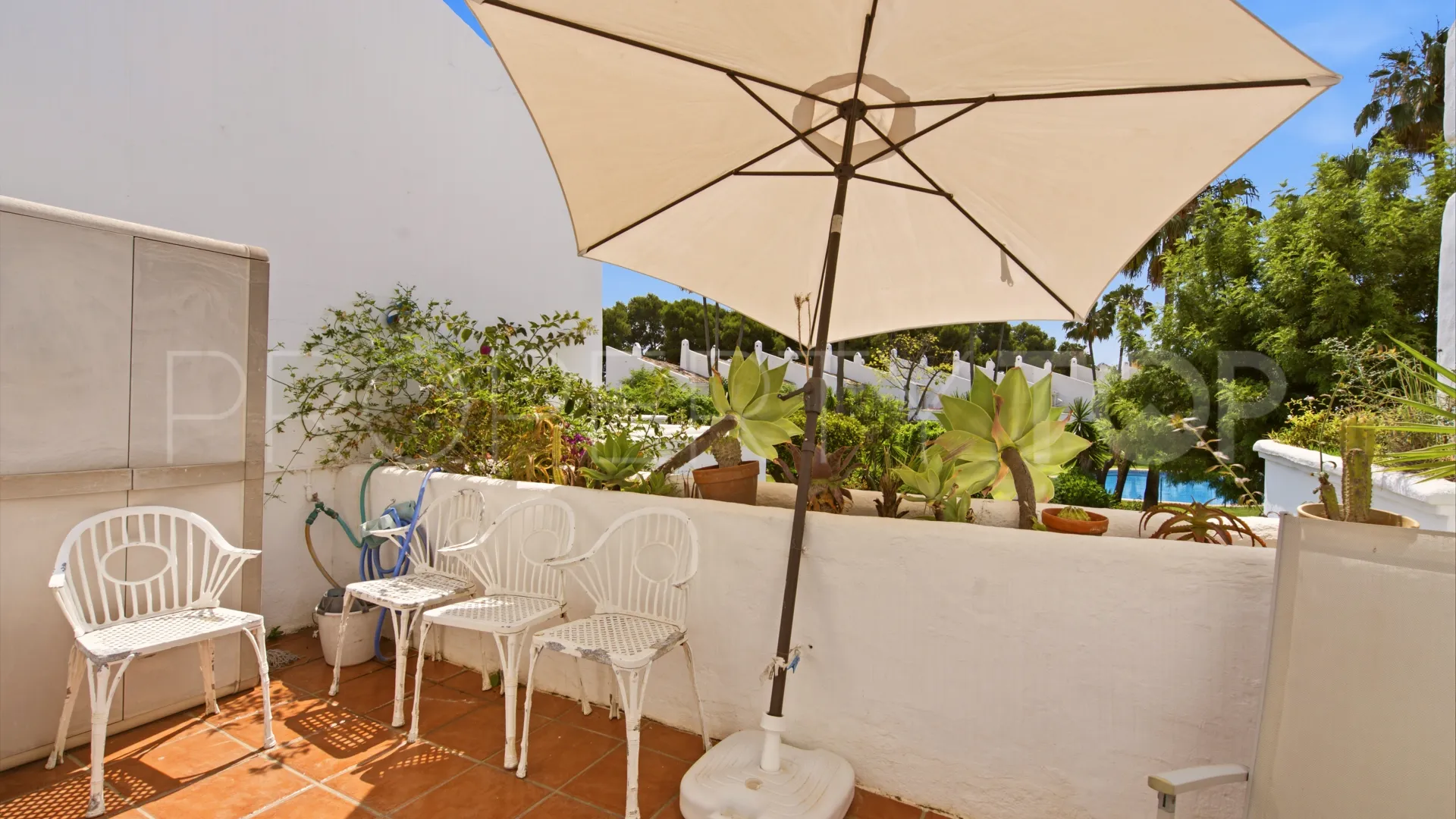 Town house in Sun Hill for sale