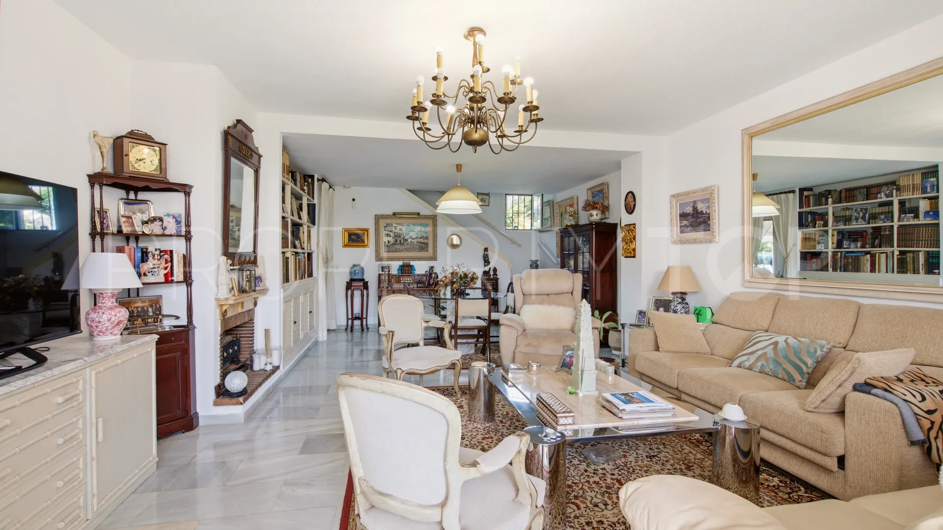 Town house in Sun Hill for sale