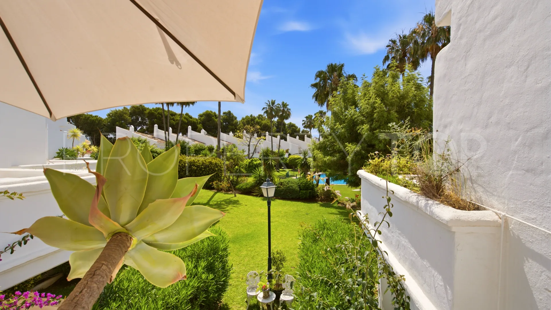 Town house in Sun Hill for sale
