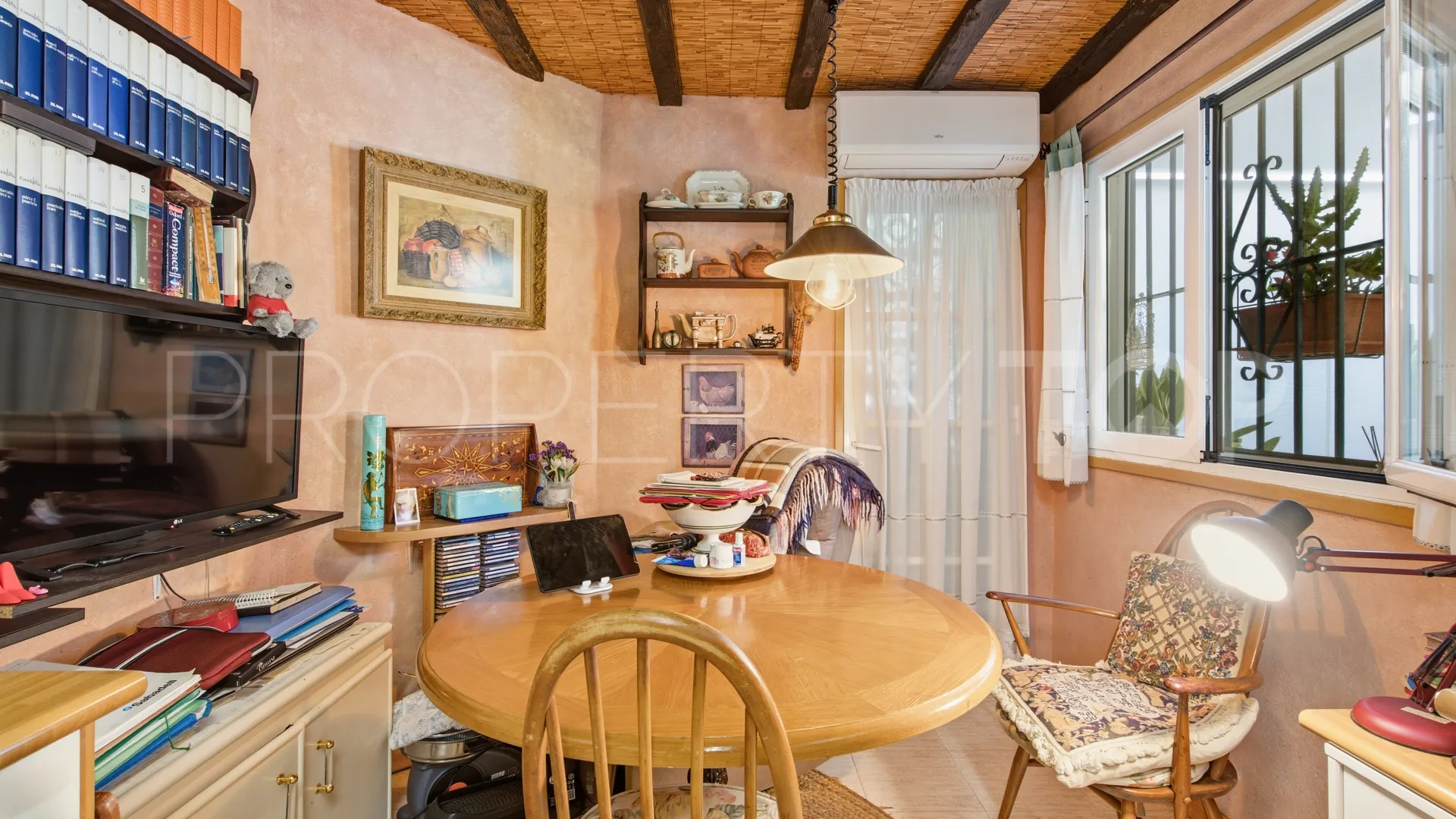 Town house in Sun Hill for sale