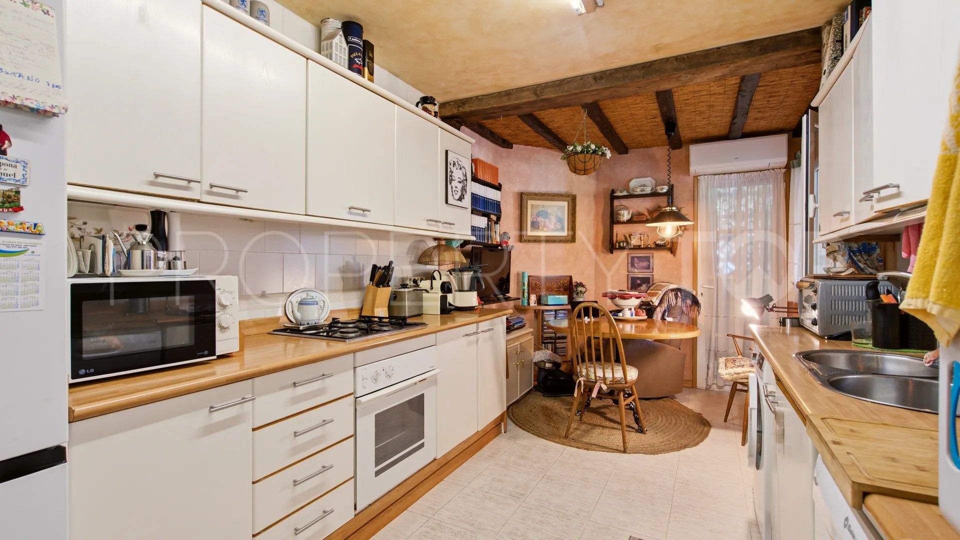 Town house in Sun Hill for sale