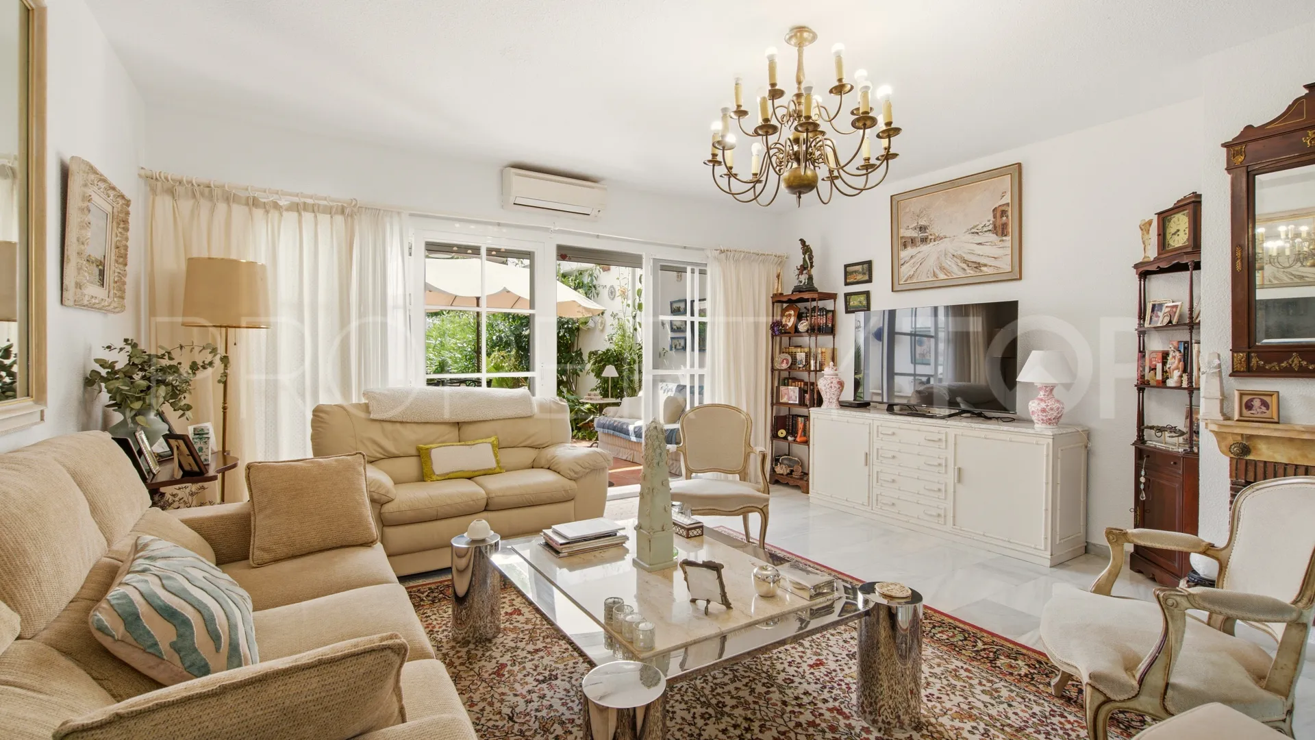 Town house in Sun Hill for sale