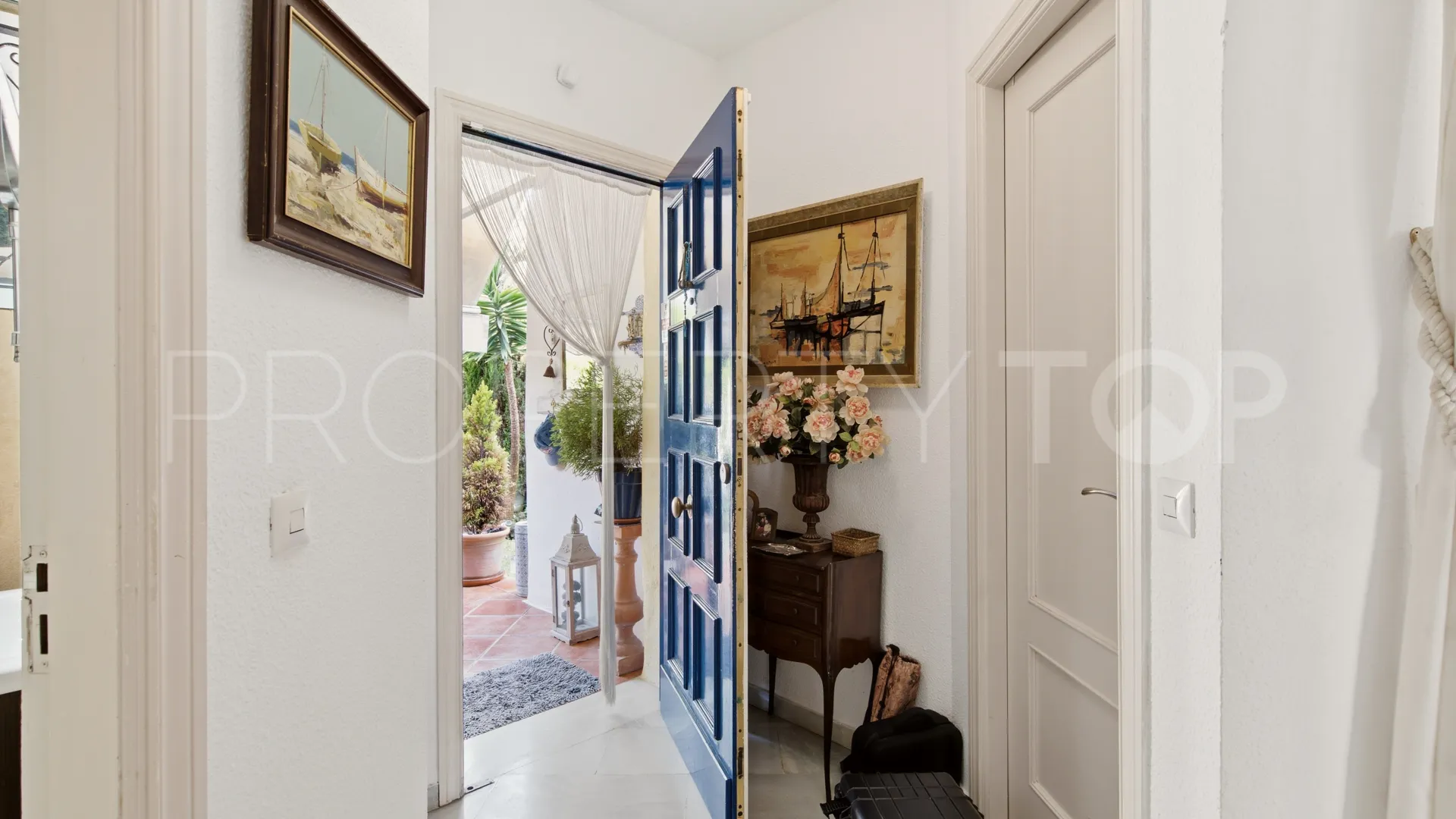 Town house in Sun Hill for sale