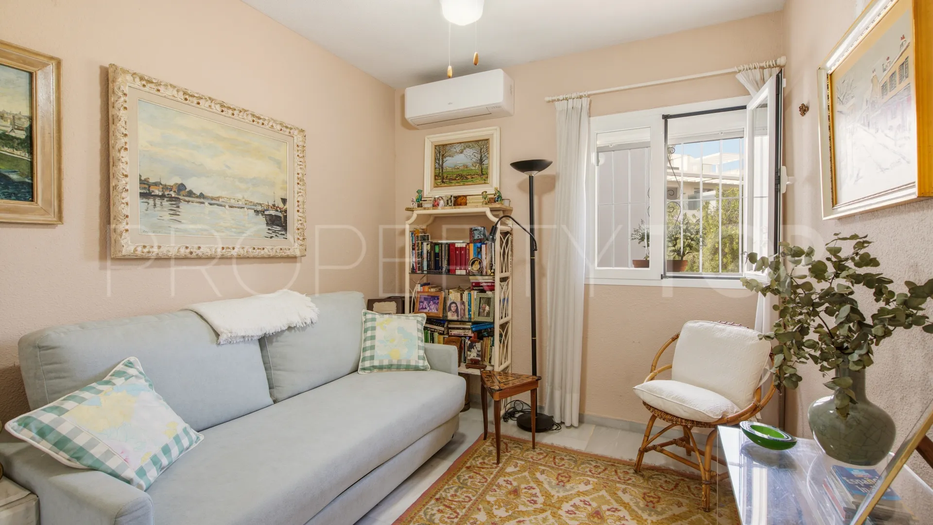 Town house in Sun Hill for sale