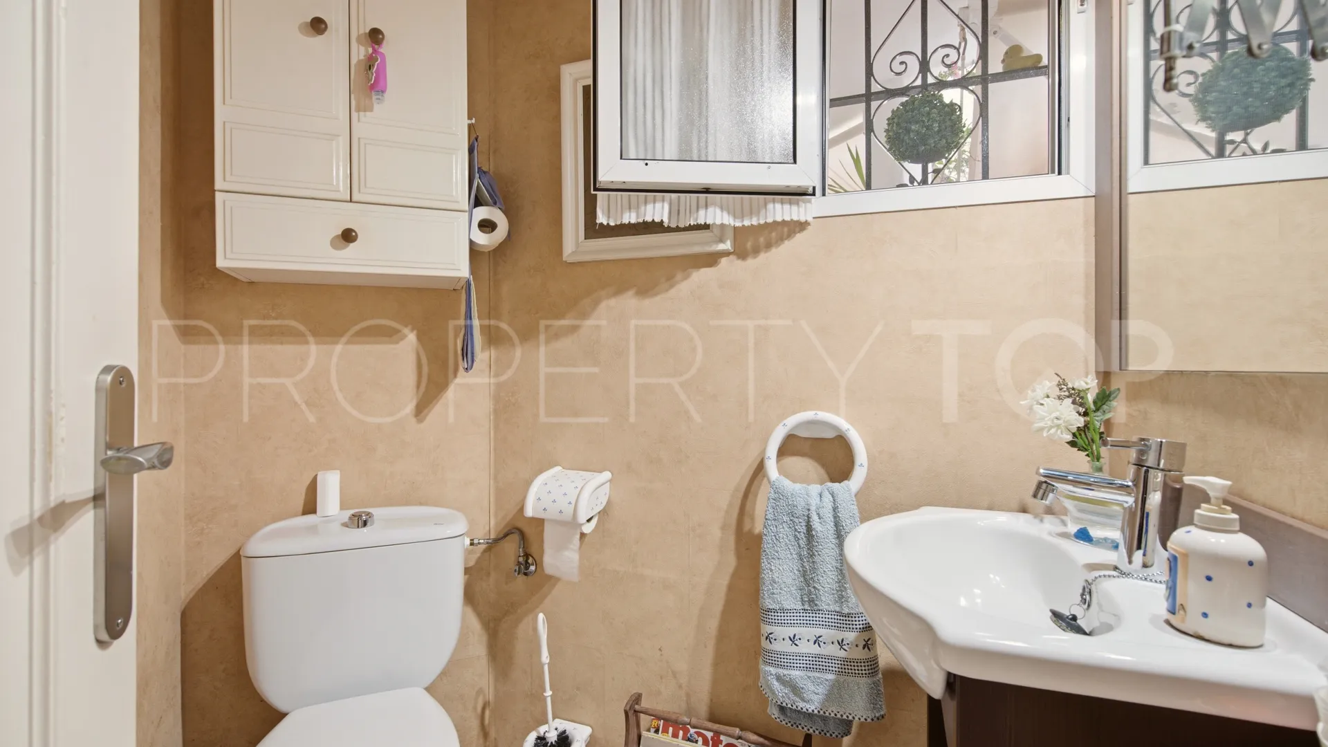 Town house in Sun Hill for sale