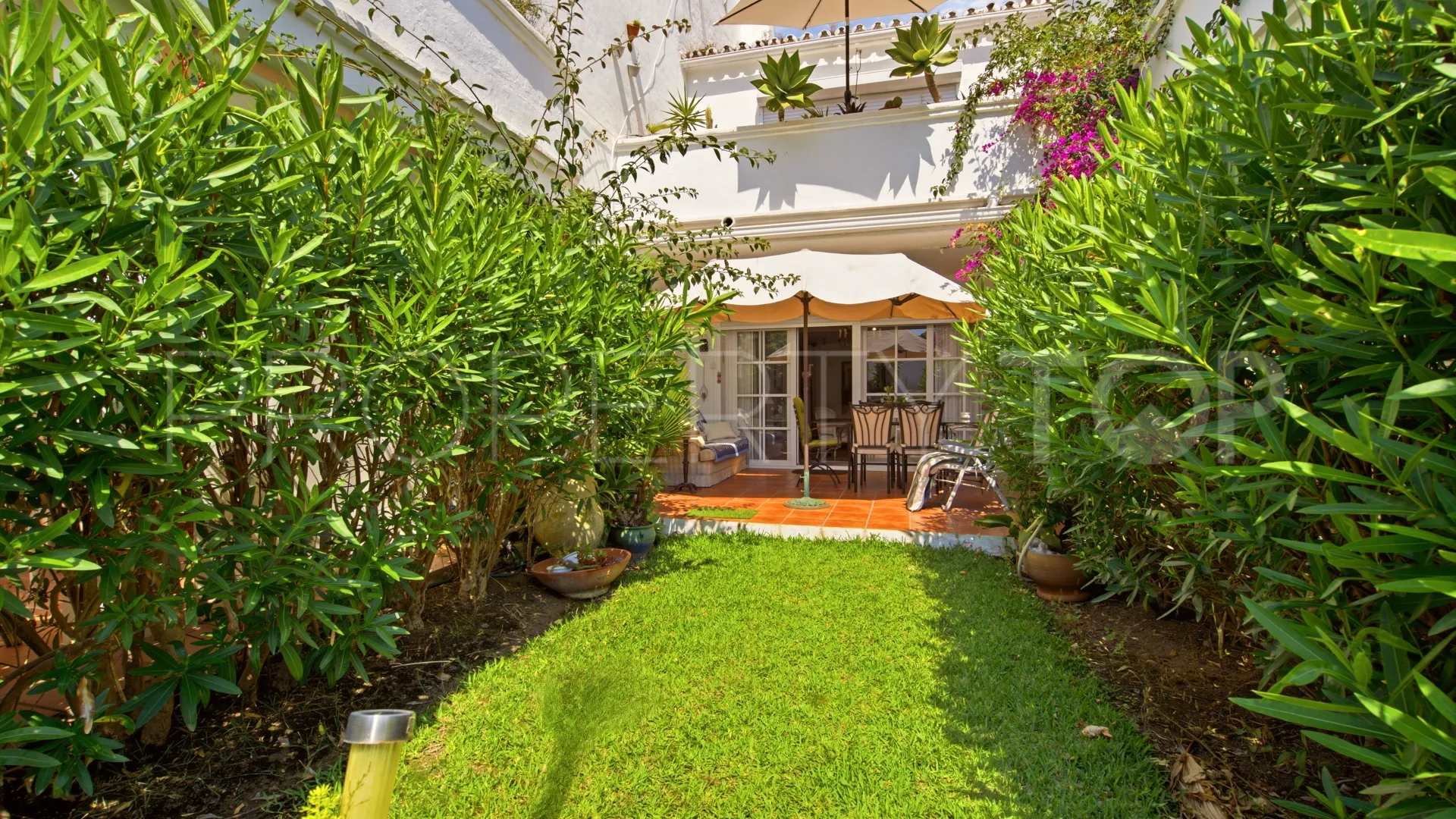 Town house in Sun Hill for sale