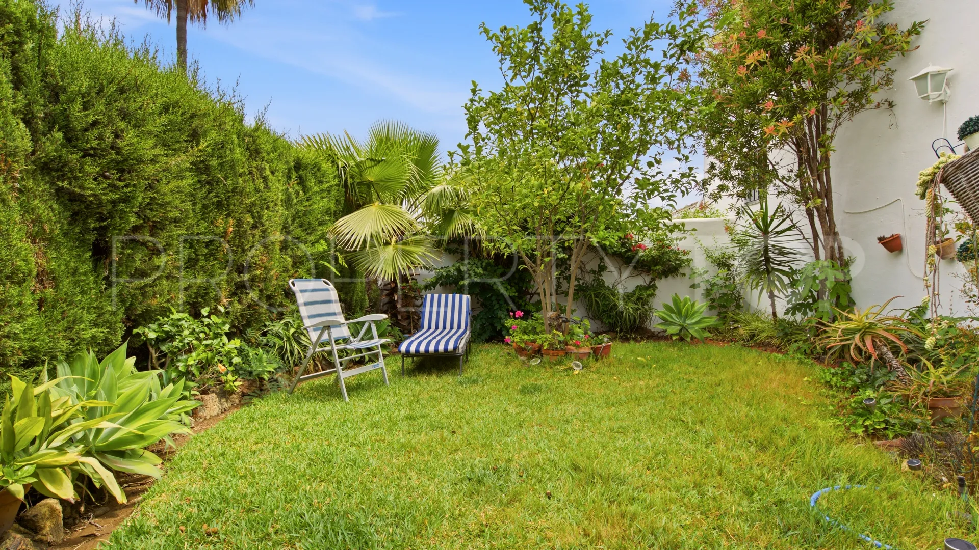 Town house in Sun Hill for sale