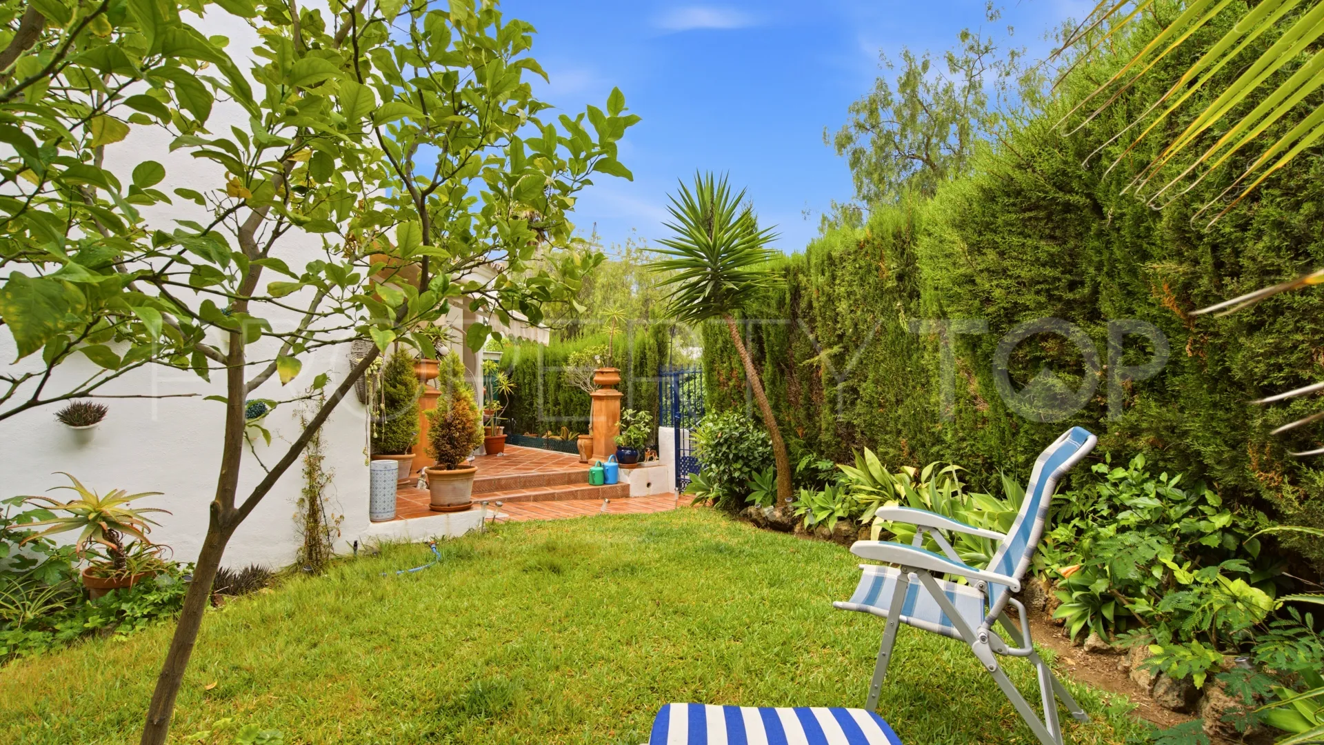 Town house in Sun Hill for sale