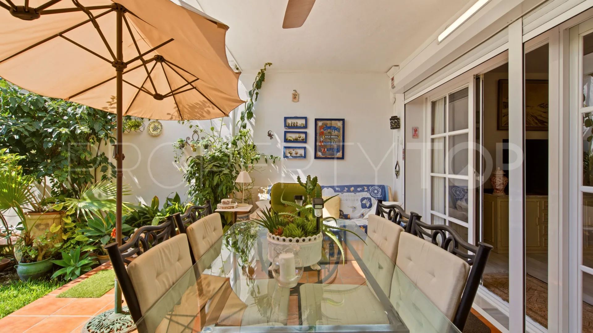 Town house in Sun Hill for sale
