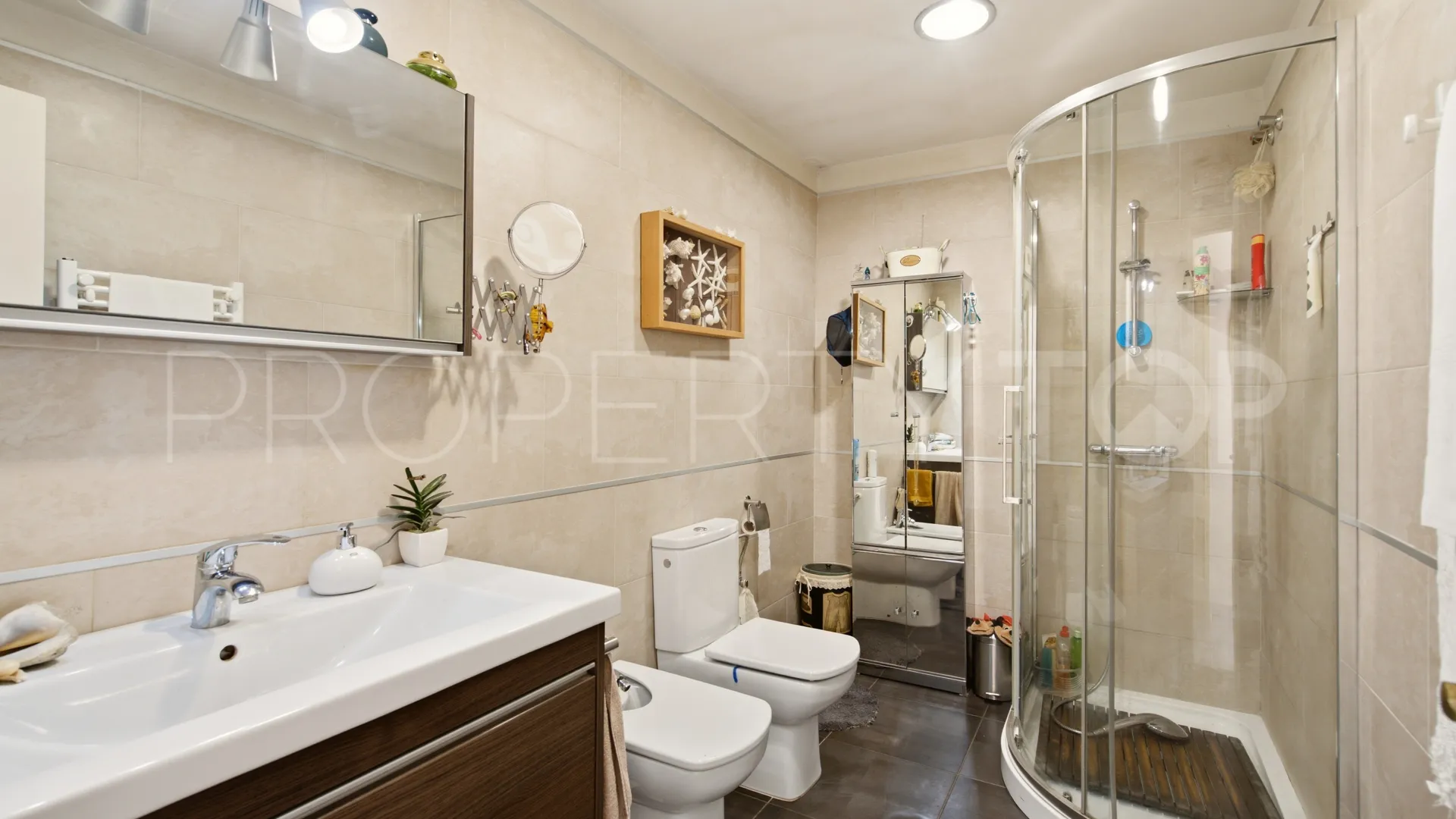 Town house in Sun Hill for sale